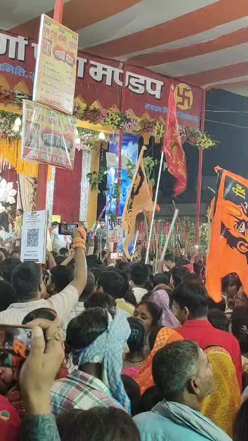 सुरसंड में ऐतिहासिक दुर्गा पूजा को लेकर मां के दरबार में पहुंचा भव्य जुलूस, मां के जयकारों से गूंजा शहर।