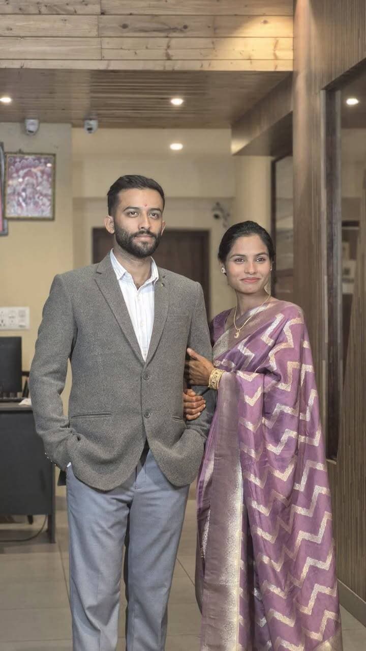 खेल के मैदान में मिलीं दो राहें, 10 साल के रिश्ते के बाद अब जीवनभर का साथ निभाएंगे कांस्य पदक विजेता उड़न परी सीमा और अमन
धर्मशाला में खेल प्रतियोगिता के दौरान हुई थी पहली मुलाकात, अंतरराष्ट्रीय एथलीट रह चुके अमन कुमार फोरेंसिक विभाग में सहायक वैज्ञानिक के पद पर तैनात
हिमाचल 84 टीवी ब्यूरो | चंबा
एथलेटिक्स ट्रैक पर अपनी प्रतिभा और मेहनत से देश-दुनिया में पहचान बनाने वाली हिमाचल की उड़नपरी सीमा कुमारी इन दिनों अपनी सगाई को लेकर सुर्खियों में हैं। एशियन गेम्स में कांस्य पदक जीतकर देश और प्रदेश का मान बढ़ाने वाली चंबा की इस बेटी ने अपने जीवन के नए अध्याय की शुरुआत करते हुए अमन कुमार के साथ सगाई की जानकारी सोशल मीडिया पर साझा की है। इस खबर के सामने आने के बाद प्रशंसकों के बीच यह जानने की उत्सुकता बढ़ गई है कि आखिर अमन कुमार कौन हैं और सीमा के साथ उनका रिश्ता कैसे आगे बढ़ा।
खेल के मैदान से शुरू हुआ रिश्तों का सफर
सीमा कुमारी के मंगेतर अमन कुमार हिमाचल प्रदेश के मंडी जिले के बल्ह क्षेत्र स्थित नागचला के निवासी हैं। दिलचस्प बात यह है कि अमन भी एथलीट रह चुके हैं और अंतरराष्ट्रीय स्तर की कई खेल प्रतियोगिताओं में हिस्सा ले चुके हैं। खेल के प्रति समान जुनून ने दोनों के बीच परिचय की नींव रखी।
करीब 10 वर्ष पहले धर्मशाला में एक खेल प्रतियोगिता के दौरान सीमा और अमन की पहली मुलाकात हुई थी। खेल जगत से जुड़े होने के कारण दोनों के बीच बातचीत और दोस्ती का सिलसिला शुरू हुआ। समय के साथ यह दोस्ती गहरे रिश्ते में बदल गई। लगभग एक दशक तक एक-दूसरे का साथ निभाने के बाद अब दोनों ने सगाई कर अपने रिश्ते को नया मुकाम दिया है।
एथलीट से सरकारी सेवा तक अमन का सफर
अमन कुमार वर्तमान में धर्मशाला में फोरेंसिक विभाग में सहायक वैज्ञानिक के पद पर कार्यरत हैं। खेलों से जुड़ा अनुभव रखने वाले अमन अब सरकारी सेवा के माध्यम से अपनी जिम्मेदारियां निभा रहे हैं। उनके पिता पुलिस विभाग में सब इंस्पेक्टर हैं और वर्तमान में बैजनाथ में तैनात हैं।
एशियन गेम्स में पदक जीतकर चमकीं सीमा
सीमा कुमारी ने अपनी प्रतिभा, कठिन परिश्रम और निरंतर अभ्यास के दम पर राष्ट्रीय और अंतरराष्ट्रीय स्तर पर पहचान बनाई है। जापान के आइची-नागोया में आयोजित एशियन गेम्स में 10,000 मीटर दौड़ में कांस्य पदक जीतकर उन्होंने हिमाचल प्रदेश सहित पूरे देश को गौरवान्वित किया। उनकी इस उपलब्धि ने चंबा की खेल प्रतिभाओं को नई पहचान दिलाई।
उपलब्धियों के बीच निजी जिंदगी की नई शुरुआत
सीमा और अमन की कहानी की खास बात यह है कि इसकी शुरुआत खेल के मैदान में हुई और अब दोनों जीवन की नई पारी की ओर बढ़ रहे हैं। सीमा की खेल उपलब्धियों के साथ उनकी सगाई की खबर ने प्रशंसकों की खुशियां दोगुनी कर दी हैं। सोशल मीडिया पर दोनों को बधाइयां और शुभकामनाएं मिल रही हैं।
चंबा की उड़नपरी सीमा की यह कहानी खेल, दोस्ती और लंबे समय तक निभाए गए रिश्ते का खूबसूरत मेल है। अब प्रशंसकों को इस जोड़ी के आगामी जीवन की नई शुरुआत का इंतजार है।