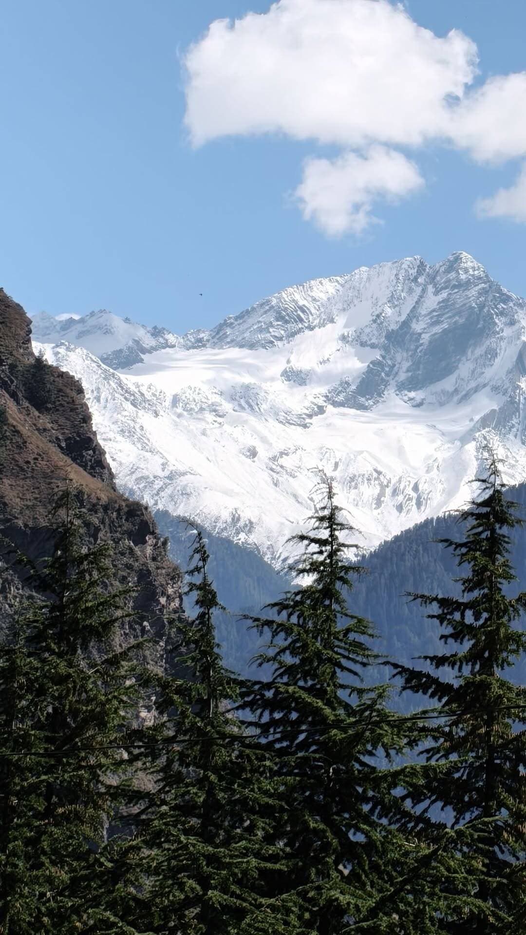 चंबा और कांगड़ा को जोड़ने वाली खूबसूरत पहाड़ी ताजा फोटो......क्या नाम है इसका कमेंट बॉक्स में बताएं