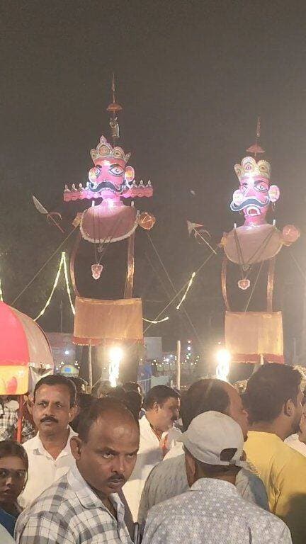 #Shahjahanpur :खिरनीबाग रामलीला मैदान में रात 12:05 बजे होगा रावण और मेघनाद के पुतलों का दहन...
आपका अपना शहर Aapka Apna Shahar