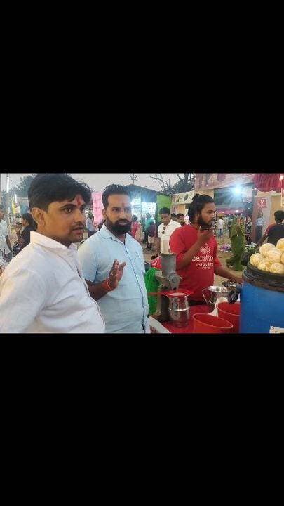 **दशहरा मेले में जूस में केमिकल मिलाने का आरोप, खाद्य सुरक्षा टीम ने कराया नष्ट**
--हिंदू युवा वाहिनी की शिकायत पर हुई कार्रवाई
--बिना लाइसेंस दुकानें आवंटित करने पर मेला कमेटी की कार्यप्रणाली पर उठे सवाल
शाहजहांपुर। ओसीएफ ग्राउंड स्थित रामलीला मैदान में दशहरा मेले के दौरान जूस में हानिकारक केमिकल मिलाकर बेचने का मामला सामने आया है। शिकायत पर हिंदू युवा वाहिनी के पदाधिकारियों ने मौके पर पहुंचकर जांच-पड़ताल की और खाद्य सुरक्षा विभाग की टीम को बुलाया। टीम ने मौके पर जूस को नष्ट करा दिया। वहीं, मेले में बिना लाइसेंस दुकानों का संचालन होने के आरोपों से मेला कमेटी की कार्यप्रणाली पर भी सवाल उठे हैं। संगठन के बरेली मंडल अध्यक्ष प्रदीप शर्मा, जिला अध्यक्ष दीपक त्रिपाठी और जिला उपाध्यक्ष प्रदीप कुमार के नेतृत्व में कार्यकर्ताओं ने मौके पर पहुंचकर जूस विक्रेता से पूछताछ की। संगठन का दावा है कि जांच के दौरान जूस में केमिकल मिलाने की बात सामने आई। इसके बाद खाद्य सुरक्षा विभाग की टीम को सूचना देकर बुलाया गया। पूछताछ के दौरान विक्रेता ने कथित तौर पर बताया कि दुकान या ठेला लगाने के लिए मेला कमेटी ने उससे लाइसेंस अथवा अन्य दस्तावेज नहीं मांगे थे। इस खुलासे के बाद मेले में खाद्य पदार्थों की बिक्री की निगरानी और दुकानों के आवंटन की प्रक्रिया पर सवाल खड़े हो गए हैं। हिंदू युवा वाहिनी के पदाधिकारियों ने कहा कि त्योहारों के दौरान बड़ी संख्या में श्रद्धालु और बच्चे मेले में पहुंचते हैं। ऐसे में खाद्य पदार्थों की गुणवत्ता और दुकानदारों के लाइसेंस की जांच जरूरी है। संगठन ने जिला प्रशासन से मामले की जांच कराकर दोषियों और नियमों की अनदेखी करने वालों के खिलाफ कानूनी कार्रवाई की मांग की है। इस दौरान संगठन के कई पदाधिकारी और कार्यकर्ता मौजूद रहे।
आपका अपना शहर Aapka Apna Shahar