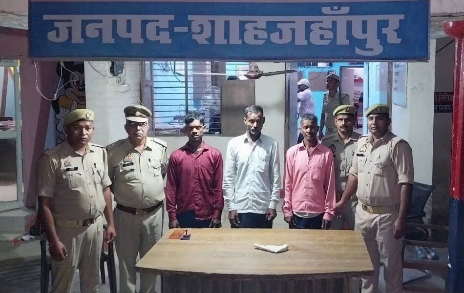 कांट पुलिस ने हत्या के प्रयास के मामले में तीन आरोपियों को किया..see more