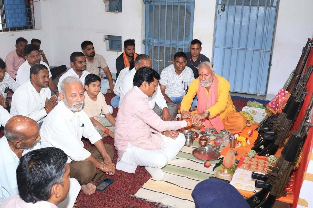 पानसेमल थाना परिसर में भक्ति और परंपरा के साथ संपन्न हुआ शस्त्र पूजन
..............
दीं विजयादशमी की शुभकामनाएँ
बड़वानी 20 अक्टूबर 2026/ विजयादशमी के पावन अवसर पर आज पुलिस थाना पानसेमल में शस्त्र पूजन कार्यक्रम का गरिमामयी आयोजन किया गया। कार्यक्रम में विधि-विधान और वैदिक मंत्रोच्चार के साथ शस्त्रों का पूजन संपन्न हुआ। इस अवसर पर उपस्थित जनसमुदाय को विजयादशमी पर्व की हार्दिक बधाई एवं शुभकामनाएँ दी गईं।
कार्यक्रम को संबोधित करते हुए विधायक पानसेमल श्री श्याम बरडे ने कहा गया कि शस्त्र पूजन हमारी गौरवशाली संस्कृति की एक दिव्य परंपरा है, जो हमें वीरता, आत्मरक्षा और धर्म रक्षा के पावन संकल्प से जोड़ती है। यह परंपरा समाज में साहस, न्याय और कर्तव्य पालन की भावना को जागृत करती है।
इस अवसर पर वरिष्ठ नेता श्री कन्हैयालाल जैन, श्री गोविन्द जोशी, श्री मंगल सामेशाह, श्री मुकेश सावले, श्री प्रकाश जोशी, श्री दिनेश जाधव, श्री मालो किराड़े, श्री गोपी परमार, तहसीलदार श्री सुनील सिसोदिया तथा थाना प्रभारी श्री रेवाराम चौहान सहित पुलिस विभाग के अधिकारी, कर्मचारी एवं स्थानीय नागरिक उपस्थित रहे।