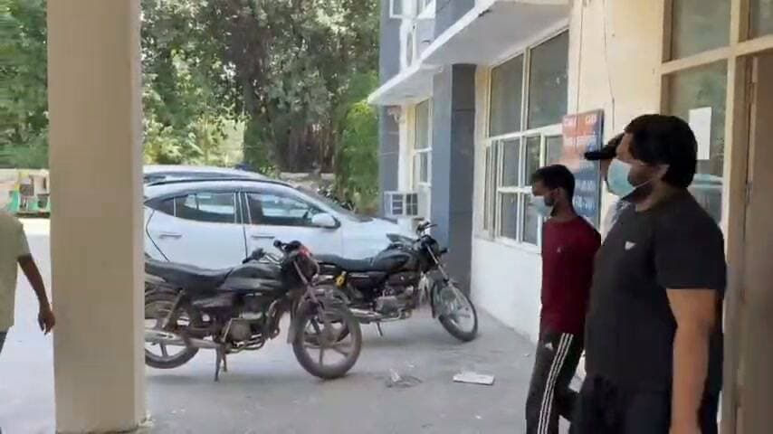 पुलिस प्रेस नोट 20.10.2026
व्हॉट्सएप पर कंपनी के CMD की DP लगाकर 50 लाख की ठगी, 6 गिरफ्तार, साइबर थाना सेंट्रल की कार्रवाई,
पुलिस ने तत्परता दिखाते हुए 29 लाख रुपये खाता में फ्रिज करवाए
फरीदाबाद- व्हॉट्सएप पर कंपनी के CMD की DP लगाकर 50 लाख की साइबर ठगी करने के मामले में कार्रवाई करते हुये साइबर थाना सेंट्रल की टीम ने 6 आरोपितों को गिरफ्तार किया है, जिनकी पहचान अजय व अदनान खान वासी मुम्बई तथा अविनाश, नासिर, जयारवन व रिजवान वासी गुजरात को गिरफ्तार किया है। सूचना मिलने के बाद पुलिस टीम ने तत्परता दिखाते हुए ठगी के 29 लाख रुपये खाता में फ्रिज करवा दिये।
पुलिस प्रवक्ता अनुसार सेक्टर-28 फरीदाबाद वासी एक व्यक्ति ने पुलिस को दी अपनी शिकायत में बताया कि 17 सितंबर को उसके व्हॉट्सएप पर एक नंबर से मैसेज आया। व्हॉट्सएप नंबर पर उसकी कंपनी के CMD की फोटो लगी हुई थी। जिस नंबर से शिकायतकर्ता को मैसैज के द्वारा एक खाता नंबर भेजा गया था और उस खाता में 1 करोड रुपये ट्रांसफर करने के लिए कहा गया था। जिसके बाद शिकायतकर्ता ने कंपनी के खाता से बताए गए खाता में 50 लाख रुपये ट्रांसफर कर दिए। जिस शिकायत पर साइबर थाना सेंट्रल में संबंधित धाराओं में मामला दर्ज किया गया।
प्रारंभिक जांच है में सामने आया कि आरोपी अजय ने एक फर्म अजय मैनपॉवर बना रखी है। जिसने फर्म का खाता नासिर तथा नासिर ने यह खाता आगे अविनाश व अविनाश ने आगे जयारवन को दिया था। फिर जयारवन ने यह खाता टेलीग्राम के जरिए आगे ठगो को दिया था। अदनान ने फर्म का करंट खाता खुलवाया था। वहीं रिजवान के पास खाता का एक्सेस था। जिसे वह ठगी के समय होटल में बैठकर चला कर रहा था। खाते में ठगी के 50 लाख रुपए आए थे।
अजय, नासिर व अदनान 10वीं पास है वहीं अविनाश ग्रेजुएट, जयारवन मास्टर्स पास है। अजय हार्डवेयर सप्लाई, अविनाश मेडिकल सप्लाई, जयारवन प्रोपर्टी डीलिंग का काम करता है। आरोपितों से 5 मोबाईल फोन बरामद किये गये है। सभी को माननीय न्यायलय में पेश कर जेल भेजा गया है।
पुलिस प्रवक्ता