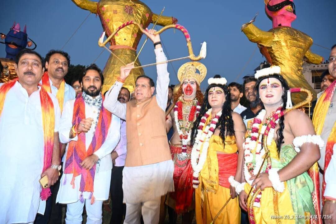 बुराई पर अच्छाई की जीत के पर्व दशहरा से लें प्रेरणा : राजेश नागर
मंत्री राजेश नागर ने सेक्टर-37 सामुदायिक मैदान में किया दशानन दहन, विभिन्न स्थानों पर दशहरा उत्सवों में की शिरकत
फरीदाबाद। हरियाणा सरकार के मंत्री राजेश नागर ने कहा कि दशहरा पर्व हमें बुराई पर अच्छाई की जीत का संदेश देता है। भगवान श्रीराम ने रावण का अंत करके अधर्म पर धर्म की विजय स्थापित की थी। आज रावण दहन के प्रतीक के माध्यम से हमें अपने भीतर छिपी बुराइयों, अहंकार, क्रोध और नकारात्मकता को समाप्त करने का संकल्प लेना चाहिए।
मंत्री राजेश नागर ने यह बात सेक्टर-37 स्थित सामुदायिक मैदान में आयोजित दशहरा उत्सव के दौरान कही। उन्होंने यहां दशानन रावण का दहन किया और उपस्थित लोगों को दशहरा एवं नवमी पूजन की शुभकामनाएं दीं।
उन्होंने कहा कि कोई भी व्यक्ति अपने जीवन में बुराई नहीं चाहता, लेकिन समाज में सकारात्मक बदलाव लाने के लिए इसकी शुरुआत स्वयं से करनी होगी। जब व्यक्ति स्वयं में सुधार करेगा, तभी परिवार और समाज में बदलाव आएगा। समाज के सुधरने से देश मजबूत होगा और भारत निरंतर प्रगति करते हुए विश्व में अपनी विशिष्ट पहचान स्थापित करेगा।
मंत्री नागर ने कहा कि त्योहार हमारी सांस्कृतिक विरासत, परंपराओं और नैतिक मूल्यों को मजबूत करने का अवसर प्रदान करते हैं। दशहरा हमें सत्य, न्याय और धर्म के मार्ग पर चलने तथा अन्याय के विरुद्ध खड़े होने की प्रेरणा देता है। हमें भगवान श्रीराम के आदर्शों को अपने जीवन में अपनाते हुए एक बेहतर समाज के निर्माण में योगदान देना चाहिए।
इस अवसर पर मंत्री राजेश नागर ने तिगांव विधानसभा क्षेत्र के विभिन्न स्थानों पर आयोजित दशहरा उत्सवों में भी शिरकत की। उन्होंने पुरी प्राणायाम सोसाइटी, नवीन नगर, इस्माइलपुर, अरावली इंटरनेशनल स्कूल के निकट, अजय नगर, शिव एंक्लेव और मंझावली सहित अनेक स्थानों पर पहुंचकर स्थानीय लोगों को दशहरा पर्व एवं नवमी पूजन की बधाई दी। उन्होंने सभी के सुख, समृद्धि और खुशहाली की कामना करते हुए पर्व को आपसी प्रेम, सद्भाव और भाईचारे के साथ मनाने का संदेश दिया। इस दौरान विक्की भड़ाना, अजय प्रताप भड़ाना, शंकर ठाकुर, प्रहलाद शर्मा, जयवीर खटाना, जसवंत सिंह, नितिन दायमा आदि अनेक प्रमुख व्यक्ति मौजूद रहे।
फोटो संलग्न हैं