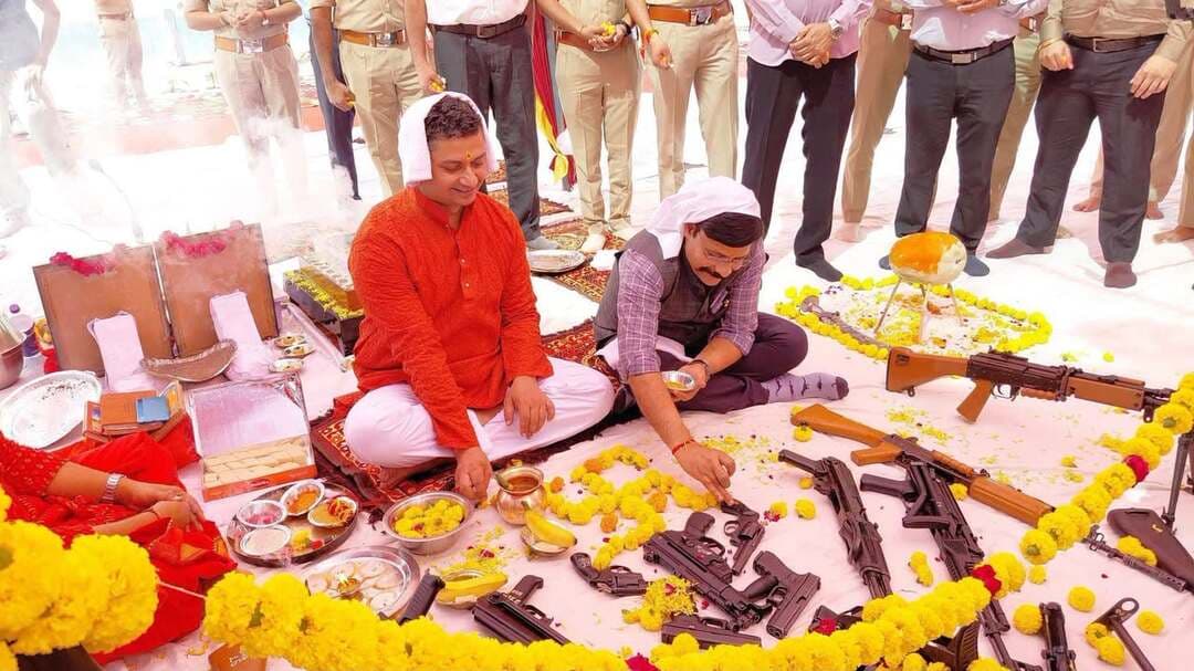 कलेक्टर एवं एसपी ने वैदिक मंत्रोच्चारों के साथ पुलिस लाइन भिण्ड में किया शस्त्र-पूजन
सीईओ जिपं., एडीएम, एएसपी, एसडीएम भी हुए शस्त्र-पूजन में शामिल
जिले वासियों को दी दशहरा पर्व की शुभकामनाएं
दशहरा पर्व का सनातन धर्म में धार्मिक, सांस्कृतिक और ऐतिहासिक महत्व है, दशहरा के पावन पर्व पर शक्ति और सुरक्षा का प्रतीक माना जाने वाला शस्त्र पूजन पर पुलिस लाईन भिण्ड में उत्साह, उमंग व धूमधाम के साथ शस्त्रों की पूजा की गई।
कलेक्टर भिण्ड श्री पवन कुमार जैन एवं पुलिस अधीक्षक श्री सूरज कुमार वर्मा की उपस्थिति में जिले का मुख्य शस्त्र-पूजन कार्यक्रम आयोजित हुआ। इस दौरान सीईओ जिला पंचायत भिण्ड श्री वीरसिंह चौहान, अपर कलेक्टर श्री राजन बी नाडिया, अतिरिक्त पुलिस अधीक्षक श्री प्रदीप पटेल, एसडीएम भिण्ड श्री महेन्द्र सौजन्या भी इस शस्त्र-पूजन में शामिल हुए।
बुराई पर अच्छाई की जीत के महापर्व विजय दशमी पर पुलिस लाइन में आयोजित हुए कार्यक्रम में कलेक्टर एवं पुलिस अधीक्षक सहित अन्य प्रशासनिक व पुलिस अधिकारियों ने सनातन संस्कृति के विधि-विधानों के अनुसार वैदिक मंत्रोच्चारों के बीच पवित्र यज्ञ में आहुतियाँ देकर शस्त्र पूजन किया। इसके बाद मंगल आरती की गई।
कलेक्टर एवं पुलिस अधीक्षक सहित सभी प्रशासनिक एवं पुलिस अधिकारियों ने जिले वासियों को दशहरा पर्व की हार्दिक बधाई और शुभकामनाएं देते हुए कहा है कि बुराई पर अच्छाई के प्रतीक इस दशहरा पर्व को उत्साह और उमंग के साथ मनाएं।