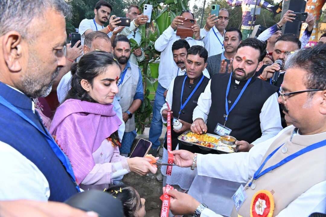 शिवपुरी धाम समताना में दशहरे की अवसर पर पहुंची उपायुक्त हमीरपुर गंधर्वा राठौर