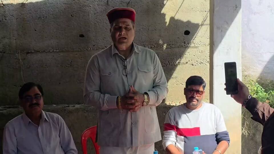 टिक्कर-सनेड़ और फाफन के संपर्क मार्गों का 30 लाख रुपये से होगा पुनर्निर्माण
सोलर हाई मास्ट लाइट से जगमगाएगा उखली चौक; ग्रामीणों ने मुख्यमंत्री सुक्खू का जताया आभार
हमीरपुर। उखली पंचायत के भगोट वार्ड में आज जनसंपर्क अभियान के तहत पहुँचे वरिष्ठ कांग्रेस नेता डॉ. पुष्पेंद्र वर्मा का ग्रामीणों ने स्वागत किया। ग्रामीणों ने टिक्कर-सनेड़ और फाफड़ा गाँवों के संपर्क मार्गों के पुनर्निर्माण के लिए कुल 30 लाख रुपये स्वीकृत करने पर मुख्यमंत्री ठाकुर सुखविंदर सिंह सुक्खू और डॉ. पुष्पेंद्र वर्मा का आभार जताया।
ग्रामीणों ने बताया कि कई वर्षों से उपेक्षित टिक्कर-सनेड़ सड़क के पुनर्निर्माण के लिए मुख्यमंत्री सड़क योजना के तहत 18 लाख रुपये जारी किए गए हैं। वहीं, फाफड़ा मोड़ से फाफड़ा गाँव तक संपर्क मार्ग के पुनर्निर्माण के लिए 12 लाख रुपये स्वीकृत किए गए हैं। इन मार्गों की दशा सुधरने से स्थानीय लोगों को आवागमन में सुविधा मिलेगी। इस अवसर पर भगोट वार्ड के वार्ड पंच लेखराज ने गाँव की अन्य समस्याएँ भी रखीं और विकास कार्यों के लिए मुख्यमंत्री का धन्यवाद किया।
ग्रामीणों को संबोधित करते हुए डॉ. वर्मा ने कहा कि मुख्यमंत्री ग्रामीण क्षेत्रों में सुख-सुविधाओं के विस्तार के लिए धन की कमी नहीं आने देते। उखली पंचायत के दोनों संपर्क मार्गों के लिए 30 लाख रुपये की स्वीकृति ग्रामीण विकास के प्रति उनकी प्रतिबद्धता को दर्शाती है।
उन्होंने बताया कि हमीरपुर के प्रवेश बिंदु के रूप में महत्त्वपूर्ण उखली चौक के लिए सोलर हाई मास्ट लाइट भी स्वीकृत की गई है। इसके स्थापित होने से जल्द ही चौक दूधिया रोशनी से जगमगाएगा। उन्होंने कहा कि सौर ऊर्जा का उपयोग मुख्यमंत्री के ‘ग्रीन हिमाचल’ के संकल्प को भी आगे बढ़ाएगा।
केंद्र पर प्रदेश के साथ सौतेले व्यवहार का आरोप
इस अवसर पर डॉ. वर्मा ने केंद्र की मोदी सरकार पर हिमाचल प्रदेश के साथ सौतेला व्यवहार करने का आरोप लगाया। उन्होंने दावा किया कि प्रदेश को प्रतिवर्ष लगभग आठ से दस हजार करोड़ रुपये मिलने वाली राजस्व घाटा अनुदान राशि यानी आरडीजी बंद कर दी गई है। उन्होंने इसे ग्रामीण विकास और प्रदेश के हितों पर कुठाराघात बताया।
डॉ. वर्मा ने यह भी आरोप लगाया कि वर्ष 2023 और 2025 की आपदाओं के लिए घोषित सहायता राशि केंद्र सरकार ने अब तक प्रदेश को जारी नहीं की है। उन्होंने कहा कि आर्थिक तंगी और दबाव के बावजूद मुख्यमंत्री ठाकुर सुखविंदर सिंह सुक्खू प्रदेश के विकास में कोई कसर नहीं छोड़ रहे हैं।
हमीरपुर में स्वास्थ्य शिक्षा के विस्तार का उल्लेख करते हुए उन्होंने मेडिकल कॉलेज के साथ नर्सिंग कॉलेज, डेंटल कॉलेज और अलाइड हेल्थ साइंसेज कॉलेज को मुख्यमंत्री की प्रतिबद्धता का उदाहरण बताया। अलाइड हेल्थ साइंसेज कॉलेज को उत्तर भारत का अपनी तरह का पहला संस्थान बताते हुए डॉ. वर्मा ने कहा कि इन संस्थानों से हमीरपुर सहित पूरे हिमाचल प्रदेश के युवाओं और आम जनता को लाभ मिलेगा।
इस दौरान डॉ. वर्मा ने ग्रामीणों को हमीरपुर में चल रहे विकास कार्यों तथा प्रदेश सरकार की विभिन्न योजनाओं के अंतर्गत उपलब्ध रोजगार एवं स्वरोजगार के अवसरों की जानकारी भी दी।