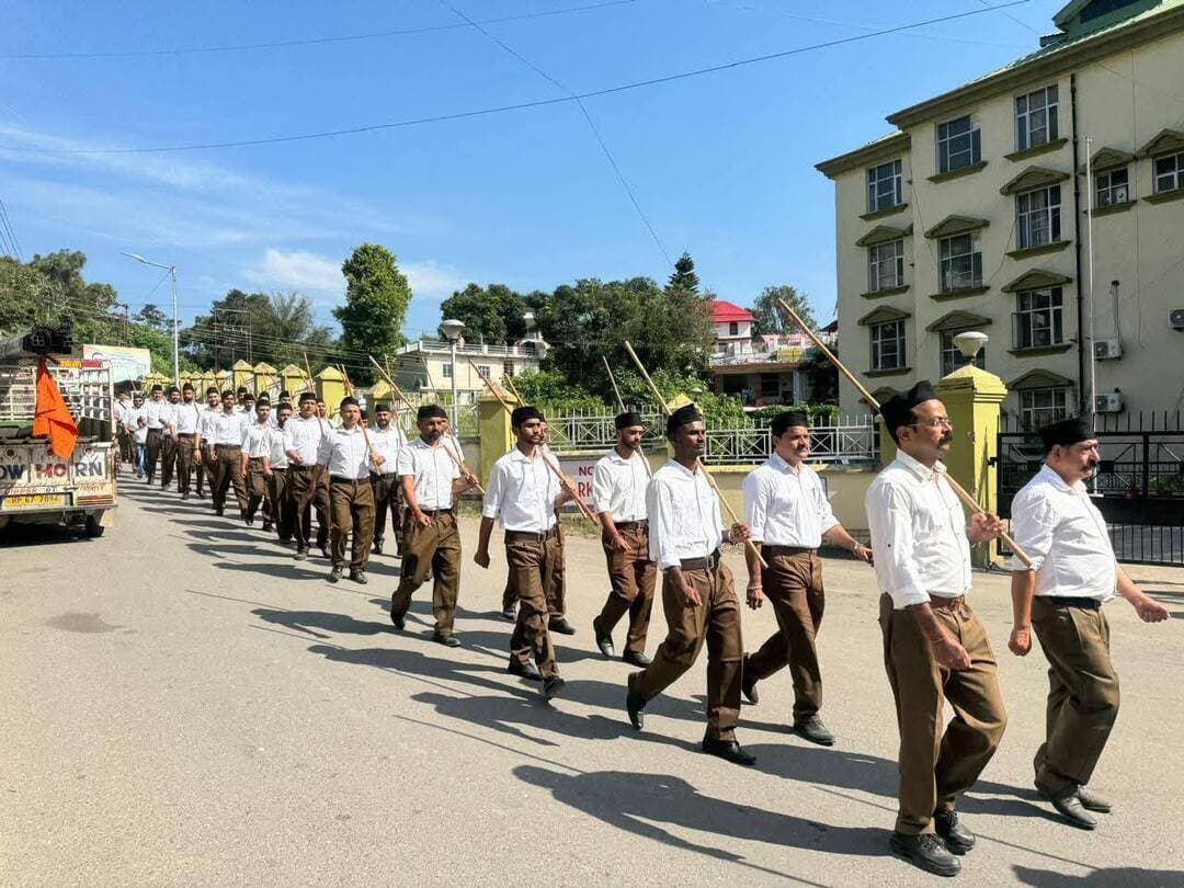 अपनी संस्कृति, धर्म और संयुक्त परिवार परंपरा पर करें गर्व: हरीश
हमीरपुर में विजय दशमी महोत्सव में स्वयंसेवकों को सम्बोधित करते हुए बोले उतर क्षेत्र बौद्धिक प्रमुख
हमीरपुर। हमारा अपना क्या है, पहले यह जानना जरूरी है। जब तक हमें अपने रीति रिवाज, संस्कति, धर्म के बारे में जानकारी नहीं होगी, तब तक हमें उस पर गर्व करने में भी संकोच होता रहेगा। इसलिए पहले हमारा अपना क्या है, इसके बारे में जानकारी होना जरूरी है। तभी उस पर गर्व किया जा सकता है। यह बात राष्ट्रीय स्वयंसेवक संघ के उत्तर क्षेत्र बौद्धिक प्रमुख हरीश कुमार ने हमीरपुर में विजय दशमी महोत्सव में स्वयंसेवकों को सम्बोधित करते हुए कही। मंगलवार को राष्ट्रीय स्वयंसेवक संघ हमीरपुर नगर द्वारा विजय दशमी महोत्सव पथ संचलन और शस्त्र पूजन के साथ मनाया। समारोह में ठाकुर रामसिंह इतिहास शोध संस्थान नेरी के महासचिव भूमिदत्त शर्मा ने बतौर मुख्यातिथि शिरकत की, जबकि आरएसएस के उतर क्षेत्र बौद्धिक प्रमुख हरीश चंद्र मुख्यवक्ता रहे। इससे पूर्व हमीरपुर नगर में स्वयंसेवकों ने पथ संचलन निकाला। विजय दशमी महोत्सव समारोह गौत्तम फ़ार्मेसी कॉलेज परिसर में आयोजित किया गया। शस्त्र पूजन के साथ कार्यक्रम शुरू हुआ। मुख्यातिथि ने कहा कि शताब्दी वर्ष में राष्ट्रीय स्वयंसेवक संघ ने पंच परिवर्तन को लेकर समाज में जनजागरण किया, जिसके परिणाम आने वाले समय में देखने को मिलेंगे। उन्होंने कहा कि पंच परिवर्तन को हर व्यक्ति को अपने आचरण में लाना होगा, तभी राष्ट्र निर्माण में सभी की भूमिका होगी। वहीं, मुख्यवक्ता ने विजय दशमी के महत्व और संघ स्थापना को लेकर डॉ केशव राव बलिराम हेडगेवार के उद्देश्यों पर प्रकाश डाला। इसके बाद उन्होंने पंच परिवर्तन के स्व बोध और कुटुंब प्रबोधन पर विस्तारपूर्वक विचार रखे। उन्होंने कहा कि विदेशी आक्रांताओं के कारण हमारे स्व बोध को काफी नुकसान हुआ है जिसे जागृत करने के लिए संघ पिछले 100 वर्ष के समाज में कार्य कर रहा है। आज समाज में उसके बदलाव देखने को भी मिल रहे हैं। उन्होंने कहा कि राष्ट्रीय शिक्षा नीति-2020 इस दिशा में सबसे बड़ी पहल है। जिसके परिणाम आने में अभी समय लगेगा। उन्होंने भारत की संयुक्त परिवार परंपरा पर बोलते हुए कहा कि सप्ताह में कम से कम एक दिन पुरे परिवार को भजन, भोजन और संयुक्त रूप से संवाद करना चाहिए। जिसमें परिवार के सभी सदस्यों को बात रखनी चाहिए। अंत में उन्होंने कहा कि सभी को अपने आचरण व्यवहार में पंच परिवर्तन लाने की जरूरत है, यही समय की जरूरत है। आज पूरा विश्व भारत की ओर देख रहा है। पूरे विश्व में भारत की आपने आध्यात्मिक चिन्तन से परिवर्तन ला सकता है। संघ के विजय दशमी महोत्सव में पूर्ण गणवेश के साथ 148 स्वयंसेवकों सहित लगभग 300 लोग उपस्थित रहे।