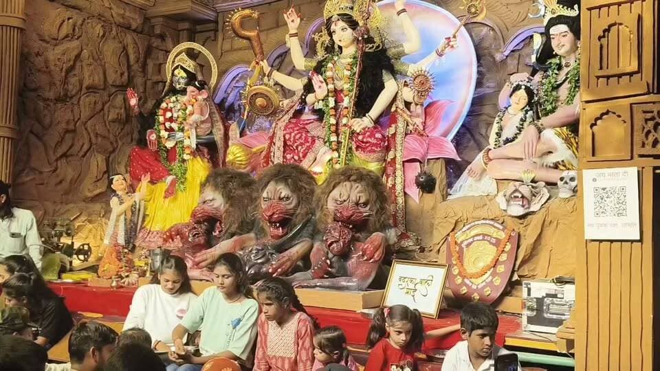 आजमगढ़ शहर में दुर्गा पूजा पंडालों के कुछ मनमोहक दृश्य