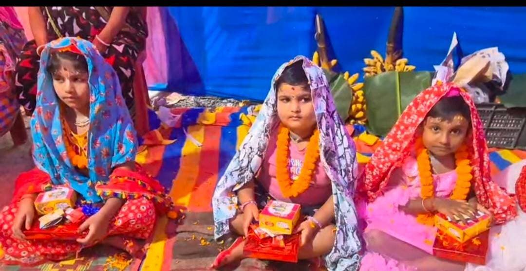 ଦରଡ଼ା ଦୁର୍ଗା ମଣ୍ଡପରେ ପବିତ୍ର କୁଆଁରୀ ପୂଜା ଅନୁଷ୍ଠିତ: ଭକ୍ତିମୟ ପରିବେଶରେ କୁମାରୀମାନଙ୍କୁ ପୂଜନ କଲା କମିଟି
ଶକ୍ତିପୀଠ ଓ ମଣ୍ଡପମାନଙ୍କରେ ମାଆ ଦୁର୍ଗାଙ୍କ ଆରାଧନା ସାଙ୍ଗକୁ ପରମ୍ପରା ଅନୁଯାୟୀ ବସ୍ତା ଥାନା ଅନ୍ତର୍ଗତ ଦରଡ଼ା ଦୁର୍ଗା ମଣ୍ଡପରେ କୁଆଁରୀ ପୂଜା ଅତ୍ୟନ୍ତ ନିଷ୍ଠା ଓ ଭକ୍ତିଭାବ ସହକରେ ସମ୍ପନ୍ନ ହୋଇଯାଇଛି।ଦଶହରା ତଥା ପୂଜା ଉତ୍ସବର ଏହି ପବିତ୍ର ଅବସରରେ ଦରଡ଼ା ଦୁର୍ଗା ପୂଜା କମିଟି ପକ୍ଷରୁ ସ୍ୱତନ୍ତ୍ର କାର୍ଯ୍ୟକ୍ରମର ଆୟୋଜନ କରାଯାଇଥିଲା। ମଣ୍ଡପ ପ୍ରାଙ୍ଗଣରେ ବାଳିକାମାନଙ୍କୁ ମାଆ ଦୁର୍ଗାଙ୍କ ଜୀବନ୍ତ ସ୍ୱରୂପ ଭାବେ ପୂଜା କରାଯାଇଥିଲା। କମିଟିର କର୍ମକର୍ତ୍ତା ଓ ପୁଜକମାନେ ବିଧିବଦ୍ଧ ଭାବେ ପୂଜାର୍ଚ୍ଚନା କରି କୁଆଁରୀମାନଙ୍କ ପାଦ ଧୋଇ, ଫୁଲ, ଚନ୍ଦନ ଓ ଉପହାର ପ୍ରଦାନ କରି ଆଶୀର୍ଷାଦ ଗ୍ରହଣ କରିଥିଲେ।ଏହି ମହିମାମୟ ପୂଜା ଦେଖିବା ପାଇଁ ସ୍ଥାନୀୟ ଅଞ୍ଚଳର ବହୁ ଶ୍ରଦ୍ଧାଳୁ ଓ ଭକ୍ତମାନେ ମଣ୍ଡପରେ ଏକାଠି ହୋଇଥିଲେ। ସମଗ୍ର ପରିବେଶଟି ଏକାନ୍ତ ଭକ୍ତିମୟ ଓ ଆଧ୍ୟାତ୍ମିକ ହୋଇଉଠିଥିଲା। ପୂଜା କମିଟିର ଏଭଳି ସୁନ୍ଦର ପ୍ରୟାସକୁ ସ୍ଥାନୀୟ ଅଞ୍ଚଳରେ ବେଶ୍ ପ୍ରଶଂସା କରାଯାଇଛି।
Surajtv Surajtv Odia #kuaaripujan #darada #basta #balasore