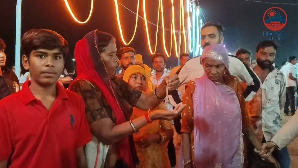 रावण दहन कार्यक्रम में महिला के गले में पहनी सोने की चेन चोरी का प्रयास, आरोपी महिला को पकड़ी : जालोर में शाह पूंजाजी गेनाजी स्टेडियम में रावण दहन कार्यक्रम के दौरान महिला के गले में पहनी सोने की चेन चोरी करने का प्रयास किया गया। कार्यक्रम में मौजूद जालोर निवासी भंवरी देवी के गले में पहनी सोने की चेन चोरी होने का शक हुआ। इस पर उन्होंने कथित रूप से चोरी का प्रयास कर रही महिला को पकड़ लिया। इसके बाद महिला को पुलिस के हवाले कर दिया गया। पुलिस आरोपी महिला को पूछताछ के लिए थाने लेकर गई हैं।