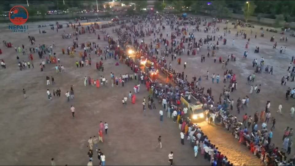 जालोर में 1 मिनट 40 सेकेंड में जले रावण, कुंभकर्ण और मेघनाद के पुतले : जालोर। शाह पूंजाजी गेणाजी स्टेडियम में मंगलवार को रावण दहन देखने के लिए शाम 5 बजे से ही शहरवासियों के पहुंचने का सिलसिला शुरू हो गया। चामुंडा माता मंदिर में शस्त्र पूजन के बाद शोभायात्रा निकाली गई, जो शहर के विभिन्न मार्गों से होते हुए स्टेडियम पहुंची। भगवान श्रीराम के स्वरूप और चामुंडा माता मंदिर के महंत पवनपुरी महाराज की मौजूदगी में रावण दहन की तैयारी की गई। इस दौरान जिला कलेक्टर डॉ. प्रदीप के. गवांडे,
चामुण्डा माता मंदिर के महंत पवन पुरी महाराज व नगर परिषद सभापति बंसीलाल माली ने रिमोट से रावण, कुंभकर्ण और मेघनाद के पुतलों का दहन किया, जो करीब 1 मिनट 40 सेकेंड में जलकर राख हो गए। इसके बाद करीब 30 मिनट तक आतिशबाजी हुई, जिसे देखने के लिए बड़ी संख्या में शहरवासी स्टेडियम में मौजूद रहे।