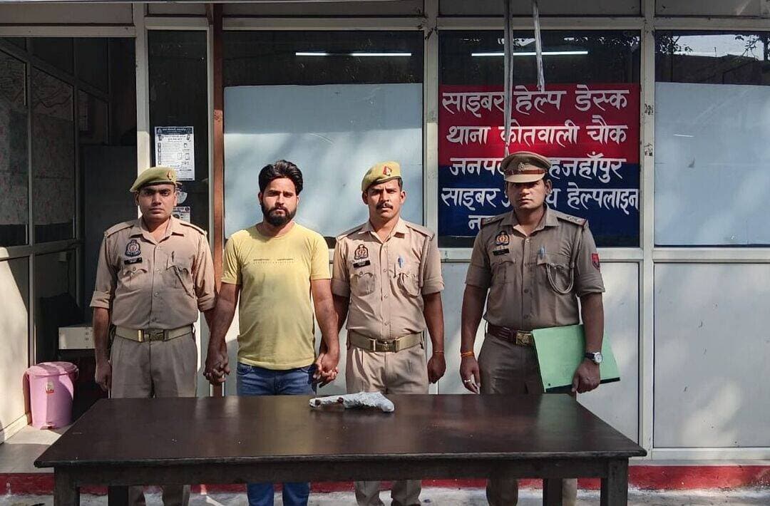 शाहजहांपुर - कोतवाली पुलिस ने अवैध तमंचे और कारतूस के साथ हिस्ट्रीशीटर को किया गिरफ्तार, आरोपी राहुल अंगूरिया नवादा इंदेपुर का रहने वाला है।