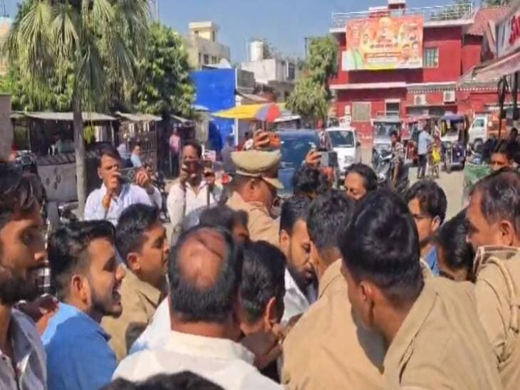 *शाहजहांपुर में कांग्रेसियों ने फूंका मुख्य चुनाव आयुक्त का पुतला:* पुलिस से धक्का-मुक्की, इस्तीफे तक आंदोलन जारी रखने का ऐलान