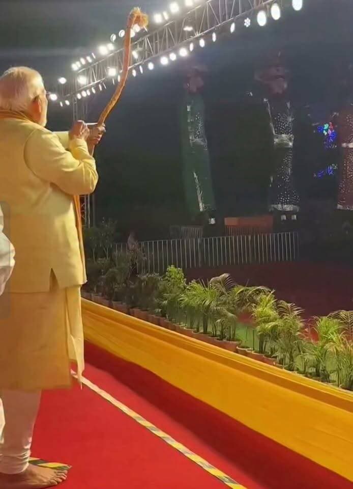 सियावर रामचंद्र की जय...दिल्ली में विजयादशमी के भव्य समारोह में शामिल हुए प्रधानमंत्री नरेंद्र मोदी ।
अधर्म पर धर्म और असत्य पर सत्य की विजय के प्रतीक पावन पर्व विजयादशमी की हार्दिक शुभकामनाएं।
