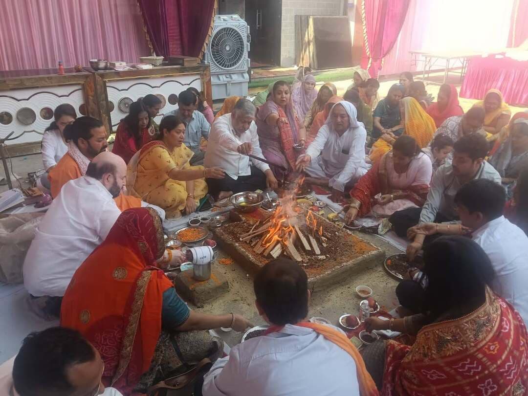 हवन यज्ञ की पवित्र आहुतियों, वैदिक मंत्रोच्चार बीच श्रीराम कथा का भव्य समापन
हवन यज्ञ के पश्चात हुआ भंडारा-प्रसाद, दस दिवसीय श्रीराम कथा ने श्रद्धालुओं को प्रभु श्रीराम के आदर्शों को जीवन में अपनाने की दी प्रेरणा
भिवानी। हवन कुंड में प्रज्वलित पवित्र अग्नि, उसमें अर्पित घी एवं सुगंधित हवन सामग्री की आहुतियों से उठती मनमोहक महक, वातावरण में गूंजते वैदिक मंत्र और श्रद्धालुओं के मुख से निकलते ‘जय श्रीराम’ के जयघोष के बीच आज अखिल भारतीय श्री दादू सेवक समाज के तत्वावधान में आयोजित भव्य श्रीराम कथा का विधिवत समापन हो गया। हवन के दौरान यजमानों नेे मंत्रों का शुद्धि से उच्चारण कर माहौल को भक्तिमय कर डाला। इस दौरान श्रद्धालुओं ने पूर्ण श्रद्धा और भक्तिभाव के साथ आहुतियां अर्पित कर प्रभु श्रीराम से समस्त संसार के कल्याण, परिवारों में सुख-समृद्धि, समाज में सद्भाव और विश्व में शांति बनाए रखने की प्रार्थना की। हवन से उठती पवित्र सुगंध और मंत्रोच्चार की आध्यात्मिक ध्वनि ने पूरे परिसर को भक्तिरस में सराबोर कर दिया। ऐसा प्रतीत हो रहा था मानो हवन की प्रत्येक आहुति के साथ श्रद्धालु अपने मन के विकारों, नकारात्मक विचारों और जीवन की कठिनाइयों को प्रभु श्रीराम के चरणों में समर्पित कर रहे हों। स्थानीय राजश्री बैंक्वेट हॉल में 11 से 20 अक्टूबर तक आयोजित इस दस दिवसीय श्रीराम कथा में पूज्य संत रामझूलन दास जी महाराज के मुखारविंद से श्रद्धालुओं ने प्रभु श्रीराम के दिव्य चरित्र, उनकी मर्यादा, त्याग, करुणा, कर्तव्यनिष्ठा और धर्मपरायण जीवन से जुड़े प्रसंगों का श्रवण किया। कथा के समापन दिवस पर श्रद्धालुओं की आस्था और उत्साह देखते ही बनता था। हवन यज्ञ के दौरान श्रद्धालुओं ने सामूहिक रूप से आहुतियां अर्पित करते हुए धार्मिक अनुष्ठान में सहभागिता की।
पूज्य संत रामझूलन दास जी महाराज के श्रीमुख से सुनाए गए प्रसंगों ने भक्तों को प्रभु श्रीराम के जीवन से प्रेरणा लेने का अवसर प्रदान किया। इस दौरान संत श्री ने अपने श्रीमुख से बताया कि प्रभु श्रीराम का जीवन हमें सिखाता है कि परिस्थितियां कितनी भी कठिन क्यों न हों, सत्य और धर्म का मार्ग नहीं छोडऩा चाहिए। माता-पिता के प्रति सम्मान, परिवार के प्रति समर्पण, मित्रता में निष्ठा, वचनों का पालन, कर्तव्य के प्रति प्रतिबद्धता और समाज के प्रति उत्तरदायित्व जैसे गुण प्रत्येक व्यक्ति के जीवन को श्रेष्ठ बनाते हैं। श्रीराम कथा का मूल संदेश यही है कि सच्ची भक्ति केवल पूजा-पाठ तक सीमित नहीं रहती, बल्कि उसका वास्तविक स्वरूप व्यक्ति के आचरण, व्यवहार और विचारों में दिखाई देता है। जब मनुष्य प्रभु श्रीराम के आदर्शों को अपने जीवन में उतारता है, तब परिवार में प्रेम, समाज में सद्भाव और जीवन में नैतिकता का विस्तार होता है। कथा के समापन अवसर पर श्रद्धालुओं ने इन प्रेरणादायी संदेशों को आत्मसात करते हुए धर्म, सेवा और मानवता के मार्ग पर आगे बढऩे की भावना व्यक्त की।
कथा आयोजक अखिल भारतीय श्री दादू सेवक समाज के राष्ट्रीय अध्यक्ष अशोक बुवानीवाला ने कहा कि इन दस दिनों के दौरान पूज्य संत रामझूलन दास जी महाराज ने अपनी अमृत वाणी से छोटी काशी भिवानी को प्रभु श्रीराम के नाम और भक्ति रस से गुंजायमान बनाए रखा। संतश्री के मुखारविंद से प्रवाहित श्रीराम कथा ने श्रद्धालुओं को आध्यात्मिक आनंद प्रदान करने के साथ-साथ प्रभु श्रीराम के आदर्शों को अपने जीवन में आत्मसात करने की प्रेरणा दी। उन्होंने इस दिव्य एवं भव्य आयोजन के लिए संतश्री के प्रति कोटि-कोटि आभार व्यक्त करते हुए कहा कि यह छोटी काशी के श्रद्धालुओं के लिए परम सौभाग्य की बात है कि उन्हें दस दिनों तक संतश्री के श्रीमुख से प्रभु श्रीराम की महिमा का रसपान करने का अवसर प्राप्त हुआ।
इस अवसर पर पूर्व मंत्री वासुदेव शर्मा, अधिवक्ता शिवरत्न गुप्ता, प्राईवेट स्कूल वेलफेयर एसोसिएशन के प्रदेश अध्यक्ष रामअवतार शर्मा, राधेश्याम बुवानीवाला, सुशील बुवानीवाला, प्रदीप बुवानीवाला, जवाहर मित्ताथलिया, मीनू अग्रवाल
बॉक्स:- हवन यज्ञ के अनुष्ठान के पश्चात भंडारा-प्रसाद का आयोजन किया गया। भंडारे का शुभारंभ प्रभु श्रीराम को भोग लगाकर किया गया। इस दौरान नगर से उमड़ें श्रद्धालुओं ने श्रद्धापूर्वक प्रसाद ग्रहण किया और आयोजन की मंगलमय पूर्णता पर प्रसन्नता व्यक्त की।
