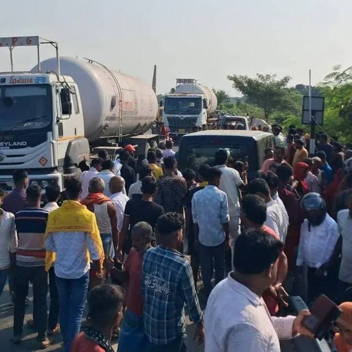 बेगूसराय में भीषण सड़क हादसा: थार और बाइक की सीधी टक्कर में पिता-पुत्र समेत तीन की मौत
मुंगेर से दुर्गा पूजा का मेला देखकर लौट रहा था परिवार, हादसे में दो की मौके पर मौत, अस्पताल में मासूम ने तोड़ा दम
बेगूसराय। जिले के साहेबपुर कमाल थाना क्षेत्र में एनएच-333बी पर टोल प्लाजा और मुंगेर पुल के बीच शालीग्रामी अंडरपास के पास मंगलवार दोपहर करीब दो बजे भीषण सड़क हादसा हो गया। तेज रफ्तार महिंद्रा थार और बाइक के बीच आमने-सामने की टक्कर में पिता-पुत्र समेत एक ही परिवार के तीन लोगों की मौत हो गई। तीनों मुंगेर से दुर्गा पूजा का मेला देखकर बाइक से अपने घर लौट रहे थे। इस दर्दनाक हादसे के बाद मृतकों के परिजनों में कोहराम मच गया है।
मृतकों में पिता, सात वर्षीय पुत्र और रिश्तेदार महिला शामिल
मृतकों की पहचान रघुनाथपुर बरारी पंचायत के हिरटोल वार्ड संख्या-7 निवासी स्वर्गीय राजेंद्र प्रसाद यादव के 43 वर्षीय पुत्र संतोष यादव उर्फ सत्तन, उनके सात वर्षीय पुत्र आयुष कुमार तथा डंडारी थाना क्षेत्र के डंडारी निवासी गंगा राम यादव की 49 वर्षीय पत्नी सुलेखा देवी के रूप में हुई है। सुलेखा देवी रिश्ते में संतोष यादव की सरहज बताई गई हैं।
परिजनों और स्थानीय ग्रामीणों के अनुसार, संतोष यादव अपने पुत्र आयुष कुमार और सुलेखा देवी के साथ बाइक से मुंगेर में मां दुर्गा का दर्शन करने गए थे। मंगलवार दोपहर करीब दो बजे तीनों बाइक से वापस घर लौट रहे थे। इसी दौरान शालीग्रामी अंडरपास के पास विपरीत दिशा से आ रही महिंद्रा थार से उनकी बाइक की जोरदार टक्कर हो गई।
टक्कर के बाद करीब दस मीटर तक घिसटी बाइक
प्रत्यक्षदर्शियों के मुताबिक, खगड़िया की ओर से आ रही तेज रफ्तार थार और बाइक के बीच टक्कर इतनी जोरदार थी कि बाइक वाहन के नीचे जा घुसी। इसके बाद बाइक करीब दस मीटर तक सड़क पर घिसटती चली गई। हादसे में बाइक बुरी तरह क्षतिग्रस्त हो गई। वहीं, बाइक पर पीछे बैठी सुलेखा देवी उछलकर सड़क किनारे स्थित एक दुकान की एस्बेस्टस की छत पर जा गिरीं।
दो की मौके पर मौत, इलाज के दौरान बच्चे ने तोड़ा दम
हादसे में संतोष यादव और सुलेखा देवी की घटनास्थल पर ही मौत हो गई, जबकि सात वर्षीय आयुष कुमार गंभीर रूप से घायल हो गया। स्थानीय लोगों की मदद से घायल बच्चे को तत्काल नजदीकी अस्पताल पहुंचाया गया, जहां इलाज के दौरान उसकी भी मौत हो गई। घटना के बाद घटनास्थल पर लोगों की भारी भीड़ जुट गई।
पुलिस ने थार और बाइक को किया जब्त
दुर्घटना की सूचना मिलते ही साहेबपुर कमाल थाना की पुलिस मौके पर पहुंची। पुलिस ने शवों को कब्जे में लेकर पोस्टमार्टम के लिए भेज दिया तथा दुर्घटनाग्रस्त थार और बाइक को जब्त कर लिया। हादसे के बाद पुलिस मामले की जांच में जुट गई है।
एक ही परिवार से जुड़े तीन लोगों की मौत की खबर मिलते ही गांव में शोक की लहर दौड़ गई। पिता-पुत्र और महिला की एक साथ हुई मौत से परिजनों का रो-रोकर बुरा हाल है। पूरे इलाके में मातमी सन्नाटा पसरा हुआ है।
<nis:link nis:type=tag nis:id=roadsafety nis:value=RoadSafety nis:enabled=true nis:link/> <nis:link nis:type=tag nis:id=roadaccident nis:value=RoadAccident nis:enabled=true nis:link/> <nis:link nis:type=tag nis:id=begusarai nis:value=Begusarai nis:enabled=true nis:link/> <nis:link nis:type=tag nis:id=bihar nis:value=bihar nis:enabled=true nis:link/> <nis:link nis:type=tag nis:id=breakingnews nis:value=BreakingNews nis:enabled=true nis:link/> <nis:link nis:type=tag nis:id=hindinews nis:value=HindiNews nis:enabled=true nis:link/> <nis:link nis:type=tag nis:id=foryouシ nis:value=foryouシ nis:enabled=true nis:link/> <nis:link nis:type=tag nis:id=foryouシpage nis:value=foryouシpage nis:enabled=true nis:link/> <nis:link nis:type=tag nis:id=foryouシpageシpage nis:value=foryouシpageシpage nis:enabled=true nis:link/> <nis:link nis:type=tag nis:id=𝙛𝙤𝙧𝙮𝙤𝙪シ𝙥𝙖𝙜𝙚 nis:value=𝙛𝙤𝙧𝙮𝙤𝙪シ𝙥𝙖𝙜𝙚 nis:enabled=true nis:link/> <nis:link nis:type=tag nis:id=foryouシpagefor nis:value=foryouシpagefor nis:enabled=true nis:link/> <nis:link nis:type=tag nis:id=foryouシpagealryoupageviralシ゚oryoupagforyouシpagealvilroryoupageviralシ゚oryoupag nis:value=foryouシpagealryoupageviralシ゚oryoupagforyouシpagealvilroryoupageviralシ゚oryoupag nis:enabled=true nis:link/> <nis:link nis:type=tag nis:id=foryouシpagealryoupageviralシ゚oryoupagforyouシpagealvilroryoupageviralシ゚oryoupagupag nis:value=foryouシpagealryoupageviralシ゚oryoupagforyouシpagealvilroryoupageviralシ゚oryoupagupag nis:enabled=true nis:link/>