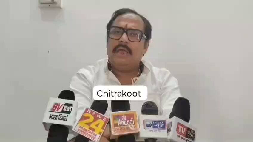 चित्रकूट में अवैध शराब की बिक्री पर सवाल, पूर्व विधायक नीलांशु चतुर्वेदी ने सरकार को घेरा
चित्रकूट। धर्मनगरी चित्रकूट में कथित अवैध शराब की बिक्री को लेकर एक बार फिर राजनीतिक बयानबाजी तेज हो गई है। कामतानाथ की पावन नगरी में जगह-जगह अवैध शराब बिकने के आरोपों को लेकर कांग्रेस के पूर्व विधायक नीलांशु चतुर्वेदी ने भाजपा सरकार पर सवाल खड़े किए हैं।
पूर्व विधायक नीलांशु चतुर्वेदी ने आरोप लगाते हुए कहा कि जब प्रदेश में सरकार भाजपा की है, सांसद भाजपा के हैं और विधायक भी भाजपा के हैं, तो फिर धर्मनगरी चित्रकूट में कथित तौर पर अवैध शराब की बिक्री पर प्रभावी रोक क्यों नहीं लग पा रही है?