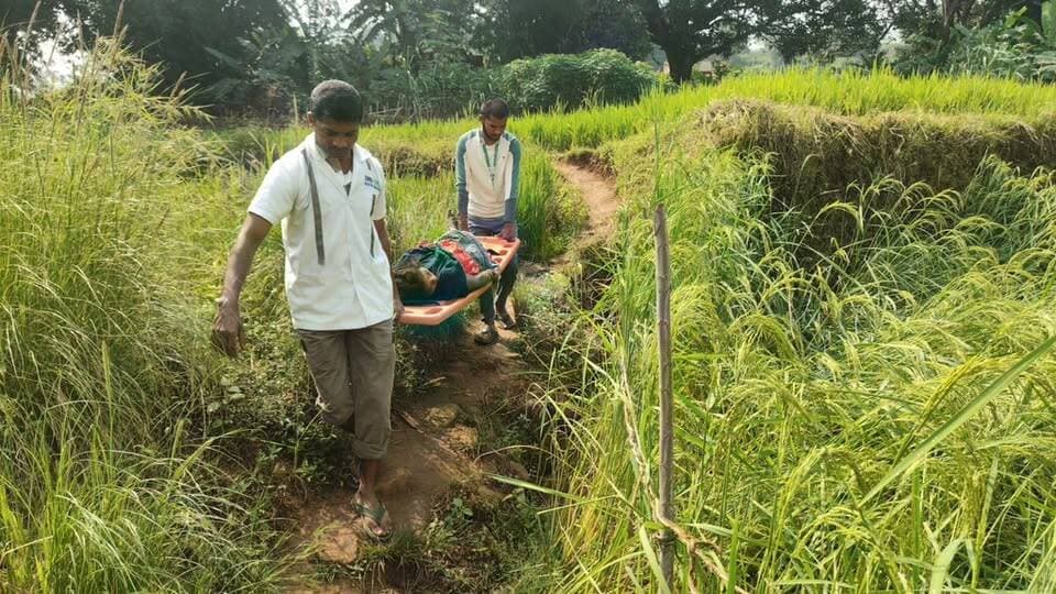 ଚର୍ଚ୍ଚାରେ ୧୦୮ କର୍ମଚାରୀ, ରାସ୍ତା ଅଭାବରୁ ଷ୍ଟ୍ରେଚରରେ ବୁହା ହେଲେ ପ୍ରସୂତି
#noroad #ambulance #rayagadamedical #rgda #rayagada #odianews #odishanews #topnews #topstories #rayagadanews
