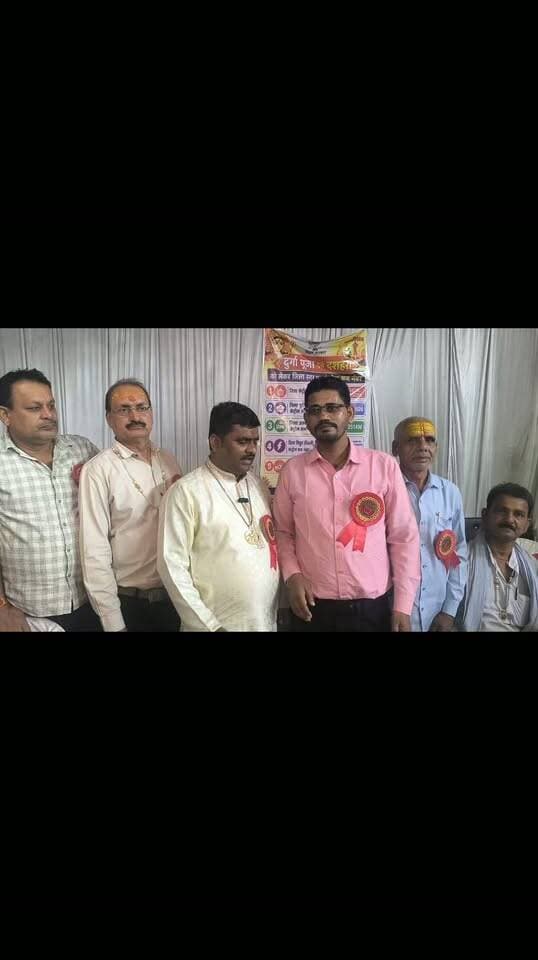 सुरसंड दुर्गा पूजा समिति ने बीएनपीयू न्यूज़ के संपादक मैं राजू कुमार सोनी मुझे बैज लगाकर किया सम्मानित
सुरसंड (सीतामढ़ी)। सुरसंड में दुर्गा पूजा समिति की ओर से बीएनपीयू न्यूज़ के मै संपादक राजू कुमार सोनी मुझे बैज लगाकर सम्मानित किया गया। इस अवसर पर उपस्थित लोगों ने मुझे शुभकामनाएं दीं।
कार्यक्रम में समाजसेवी शंभू कुमार सागर, वार्ड पार्षद वशिष्ठ शाह, दीनेश कुमार, गणेश राय, दिलीप मंडल और मुनेश्वर दुबे सहित दुर्गा पूजा समिति के दर्जनों सदस्य एवं कई गणमान्य लोग मौजूद रहे।
इस दौरान आपसी सौहार्द, सामाजिक सहभागिता और धार्मिक आयोजनों में सभी की भागीदारी को लेकर उत्साहपूर्ण माहौल देखने को मिला। पूजा समिति की ओर से राजू कुमार सोनी मुझे सम्मानित किए जाने पर उपस्थित लोगों ने प्रसन्नता व्यक्त की। कार्यक्रम में स्थानीय लोगों की उपस्थिति ने आयोजन को खास बना दिया।