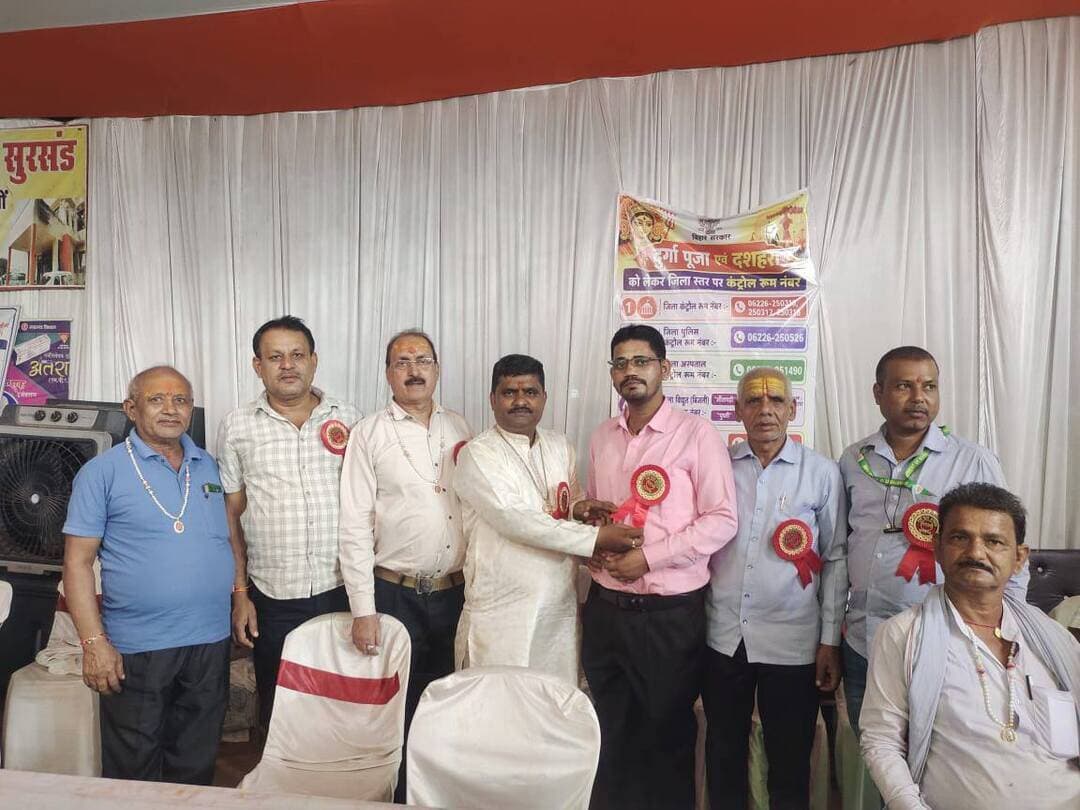 सुरसंड दुर्गा पूजा समिति ने बीएनपीयू न्यूज़ के संपादक मैं राजू कुमार सोनी मुझे बैज लगाकर किया सम्मानित
सुरसंड (सीतामढ़ी)। सुरसंड में दुर्गा पूजा समिति की ओर से बीएनपीयू न्यूज़ के मै संपादक राजू कुमार सोनी मुझे बैज लगाकर सम्मानित किया गया। इस अवसर पर उपस्थित लोगों ने मुझे शुभकामनाएं दीं।
कार्यक्रम में समाजसेवी शंभू कुमार सागर, वार्ड पार्षद वशिष्ठ शाह, दीनेश कुमार, गणेश राय, दिलीप मंडल और मुनेश्वर दुबे सहित दुर्गा पूजा समिति के दर्जनों सदस्य एवं कई गणमान्य लोग मौजूद रहे।
इस दौरान आपसी सौहार्द, सामाजिक सहभागिता और धार्मिक आयोजनों में सभी की भागीदारी को लेकर उत्साहपूर्ण माहौल देखने को मिला। पूजा समिति की ओर से राजू कुमार सोनी मुझे सम्मानित किए जाने पर उपस्थित लोगों ने प्रसन्नता व्यक्त की। कार्यक्रम में स्थानीय लोगों की उपस्थिति ने आयोजन को खास बना दिया।