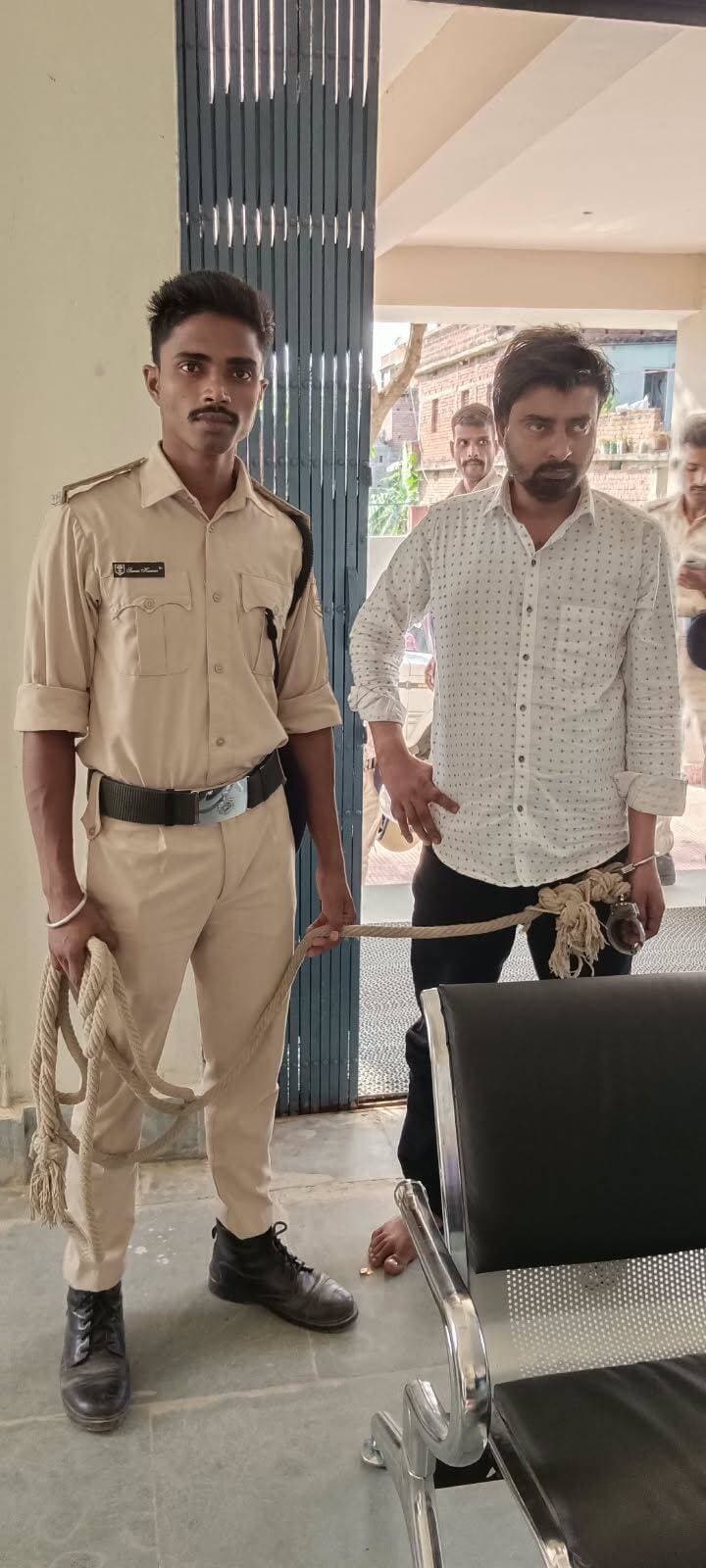 ग्राम लंका कछुआरा में मारपीट के मामले में अतुल कुमार के आवेदन पर प्राथमिकी दर्ज करते हुए एक व्यक्ति राजा बाबू उर्फ रॉकी कुमार उम्र करीब 28 बर्ष पिता स्व अशोक कुमार सिंह ग्राम लंका कछुआरा थाना गौरीचक जिला पटना को विधिवत गिरफ्तार कर अग्रिम कार्रवाई की जा रही है....