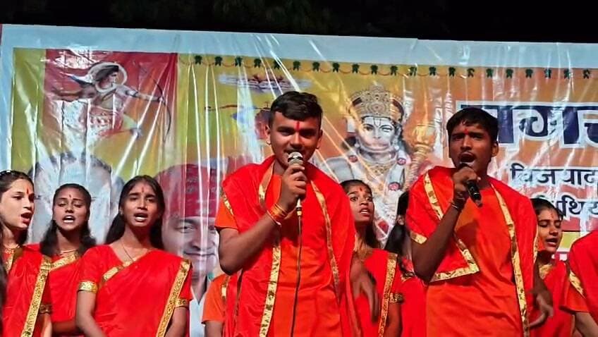 गरोठ में सांदीपनी विद्यालय के 51 विद्यार्थियों द्वारा श्री हनुमान चालीसा का किया सामूहिक पाठ.....।