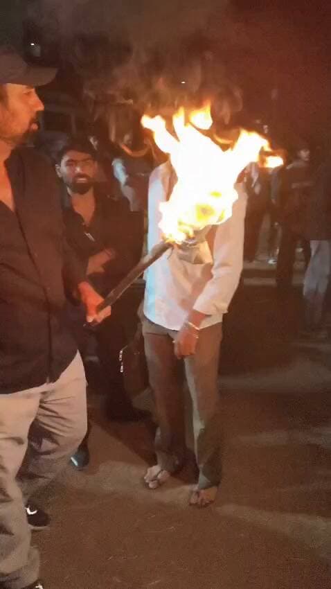 इंदौर गौरी नगर में रावण पर ज्ञानेश कुमार का चेहरा लगाकर फूंका, अमित पटेल युवा कांग्रेस अध्यक्ष ने किया दहन