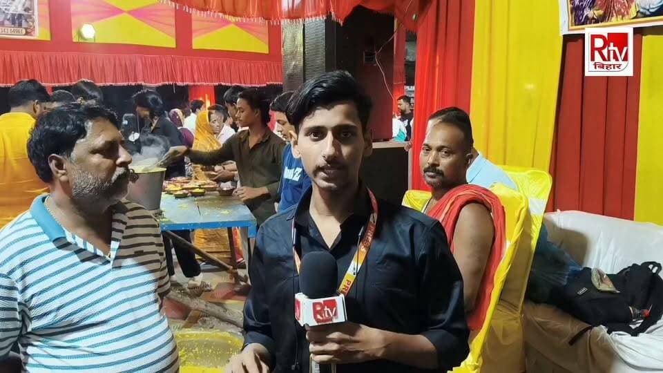 बेगूसराय के पावर हाउस रोड में दुर्गा मां को देखने के लिए हजारों की संख्या में पहुंच रहे हैं श्रद्धालु