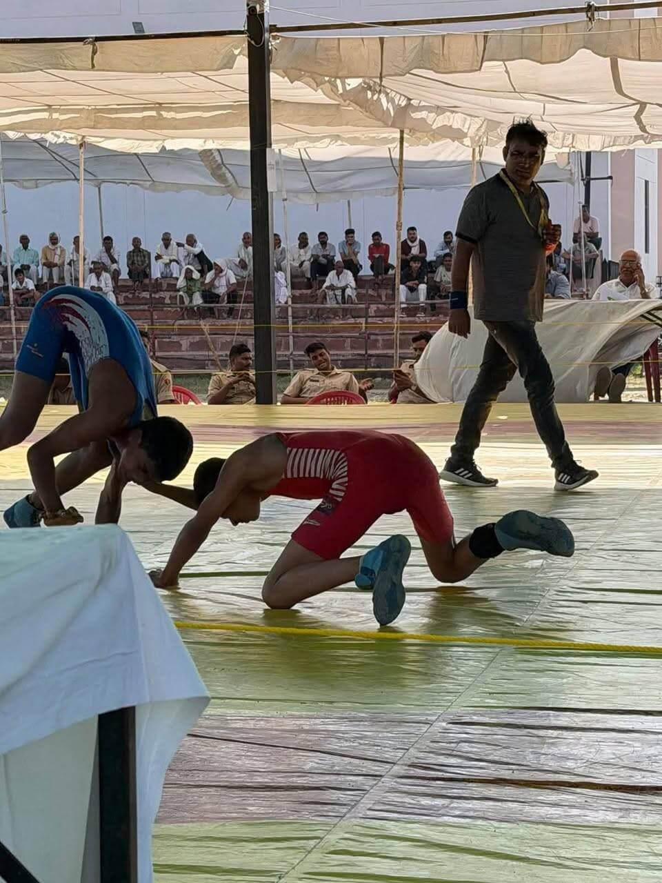 #भरतपुर। 107वें श्री जसवंत प्रदर्शनी एवं पशु मेले के तहत महाराजा सूरजमल कुश्ती स्टेडियम में आयोजित अखिल भारतीय कुश्ती दंगल के दूसरे दिन भाजपा जिलाध्यक्ष शिवानी दायमा के आतिथ्य में कड़े मुकाबले हुए। जसवंत केसरी वर्ग में कुशल पाल फुलवारा ने सुमित चाहर अकोला को कड़े मुकाबले में हराया। सतवीर से ने राम जघीना को चित कर अगले दौर में प्रवेश किया। दीपक नूरपुर ने राजा सोना हरियाणा को तकनीकी श्रेष्ठता के आधार पर पराजित किया। जिला केसरी के दूसरे दौर में हर्ष झज्जर ने सतवीर से को हराया। दीपक नूरपुर ने पंकज परमदरा को शिकस्त दी, जबकि दिल्ली के सागर छत्रसाल ने बिट्टू जाटौली को हराकर अगले दौर में जगह बनाई। जसवंत कुमार वर्ग के पहले दौर में सागर भीलवाड़ा ने फिरोज अकोला आगरा को हराया। अभिषेक स्टेडियम ने लवकुश एलपी एकेडमी को और अभिषेक रोहतक ने राहुल गुलिया जटखेड़िया को पराजित किया। दूसरे दौर में दिल्ली के धर्मवीर छत्रसाल ने अभिषेक स्टेडियम को हराया, जबकि सिद्धार्थ छत्रसाल ने रोहन डीग को शिकस्त देकर अगले चक्र में प्रवेश किया। आयोजन सचिव डॉ. पी.पी. सिंह ने बताया कि मंगलवार को विभिन्न वर्गों में जीत दर्ज करने वाले पहलवान बुधवार, 21 अक्टूबर को अंतिम सेमीफाइनल और फाइनल मुकाबलों में उतरेंगे। जसवंत केसरी का खिताबी मुकाबला दंगल का मुख्य आकर्षण रहेगा। विजेता पहलवान को 1 लाख 1 हजार रुपए की नकद इनामी राशि और प्रतिष्ठित गुर्ज दिया जाएगा। कार्यक्रम का संचालन चुन्नी कप्तान और लाखन पहलवान ने किया।