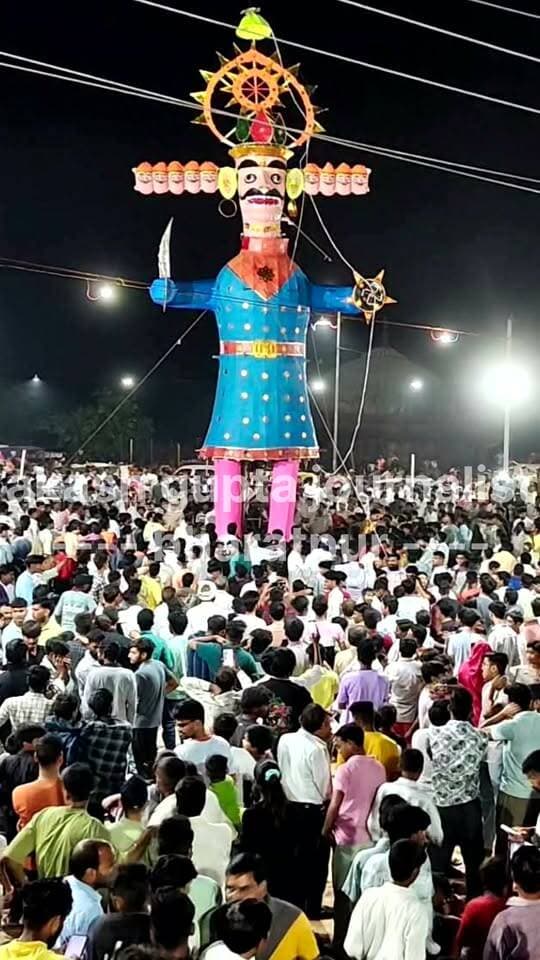 #भरतपुर। बयाना कस्बे में मंगलवार को विजयादशमी का पर्व धूमधाम और धार्मिक परंपराओं के साथ मनाया गया, जहां कुंडा तिराहे स्थित दशहरा मैदान में विधायक डॉ. ऋतु बनावत ने 51 फीट ऊंचे रावण के पुतले का दहन किया। इस दौरान हुई भव्य आतिशबाजी के बीच 'जय श्रीराम' के जयकारों से पूरा मैदान गूंज उठा। पुतला दहन से पहले नवयुवक मंडल पंजाबी खत्री समाज की ओर से सत्यनारायण पंजाबी मंदिर से भगवान श्रीराम की भव्य शोभायात्रा निकाली गई, जिसका नगरपालिका अध्यक्ष उषा अग्रवाल ने आरती कर शुभारंभ किया। कार्यक्रम में पूर्व जिलाध्यक्ष ऋषि बंसल सहित समाज के कई गणमान्य लोग मौजूद रहे।