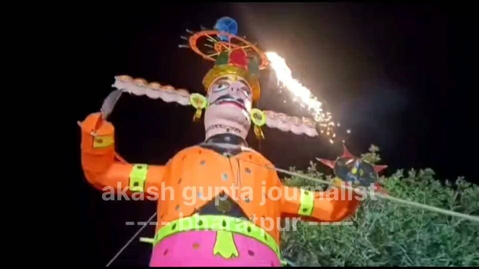 #बुराई_पर_अच्छाई_की_जीत..
भरतपुर। शहर के नुमाइश मैदान में दशहरे के अवसर पर 52 फीट ऊंचे रावण, 41 फीट ऊंचे कुंभकरण और 35 फीट ऊंचे मेघनाथ के पुतलों का भव्य दहन किया गया, जिसे देखने सैकड़ों की संख्या में लोग पहुंचे। सुरक्षा के पुख्ता इंतजामों के बीच पशुपालन विभाग द्वारा आगरा के फतेहपुर सीकरी के कारीगरों से रावण समेत अन्य पुतले तैयार करवाए गए थे। दहन से पहले विभाग के कार्यालय से राम बारात निकाली गई, जो नुमाइश मैदान पहुंचकर समाप्त हुई और भगवान श्रीराम की वेशभूषा धारी ने पुतलों में आग लगाई। इस दौरान एडीएम राजीव शर्मा और एएसपी धर्मेंद्र यादव सहित कई अधिकारी मौजूद रहे। पुतला दहन के साथ ही 15 अक्टूबर को उद्घाटित श्री जसवंत प्रदर्शनी पशु मेले में भी रौनक और भीड़ बढ़ गई है।