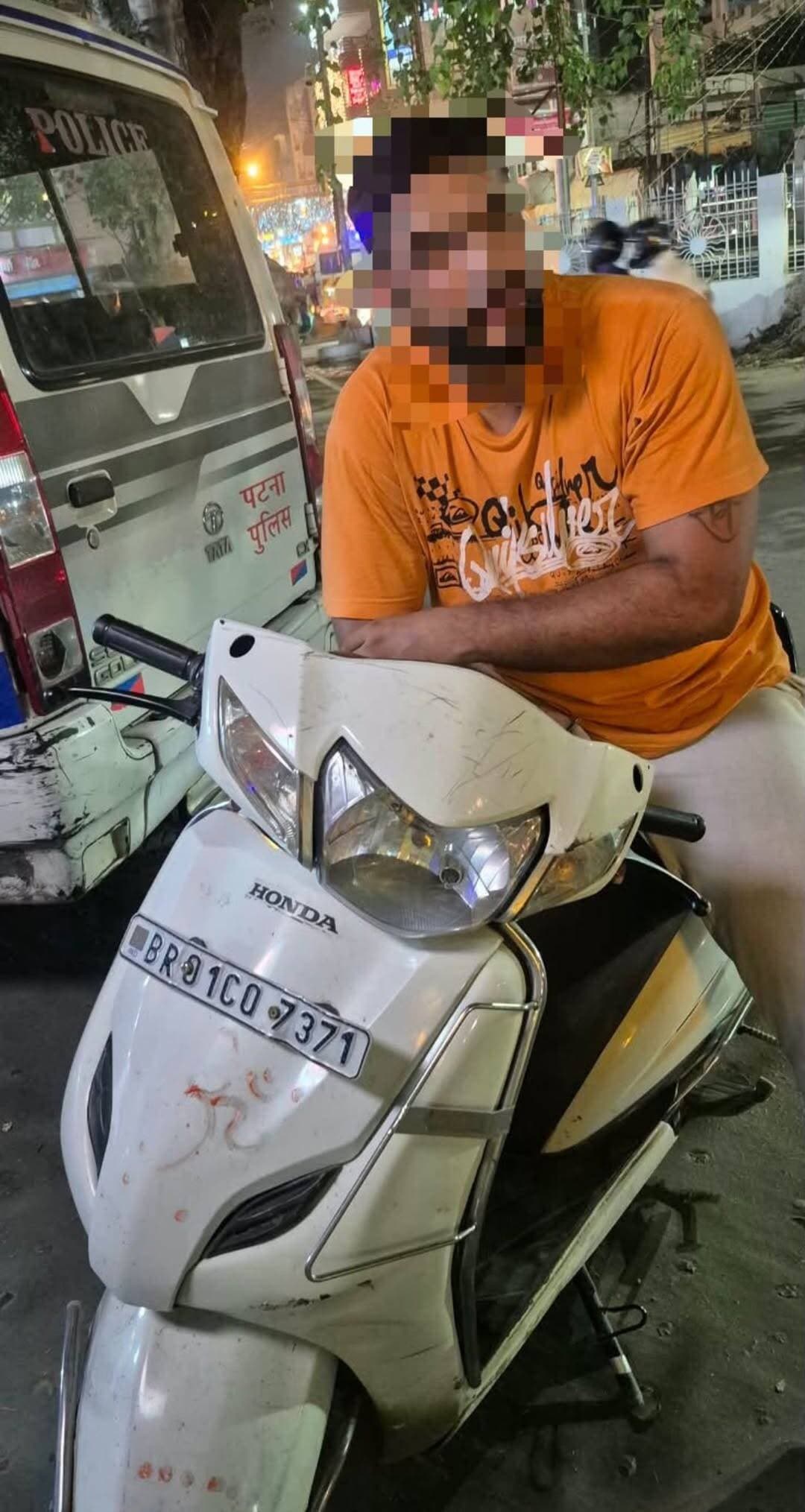 पुलिस अधीक्षक यातायात के निर्देशानुसार चलाए जा रहे विशेष वाहन चेकिंग अभियान के दौरान डॉल्फिन-02 को जांच के क्रम में वाहन संख्या BR01CQ7371 पकड़ा गया।
जांच के दौरान वाहन से संबंधित निम्नलिखित गंभीर अनियमितताएं पाई गईं:
वाहन पर कुल 28 पेंडिंग चालान दर्ज हैं, जिनका कुल बकाया ₹47,000/- है।
वाहन का पॉल्यूशन और बीमा (Insurance) दोनों ही फेल पाए गए।
नियमों के इस गंभीर उल्लंघन को देखते हुए वाहन को जब्त कर आगे की कार्रवाई हेतु भेज दिया गया है।