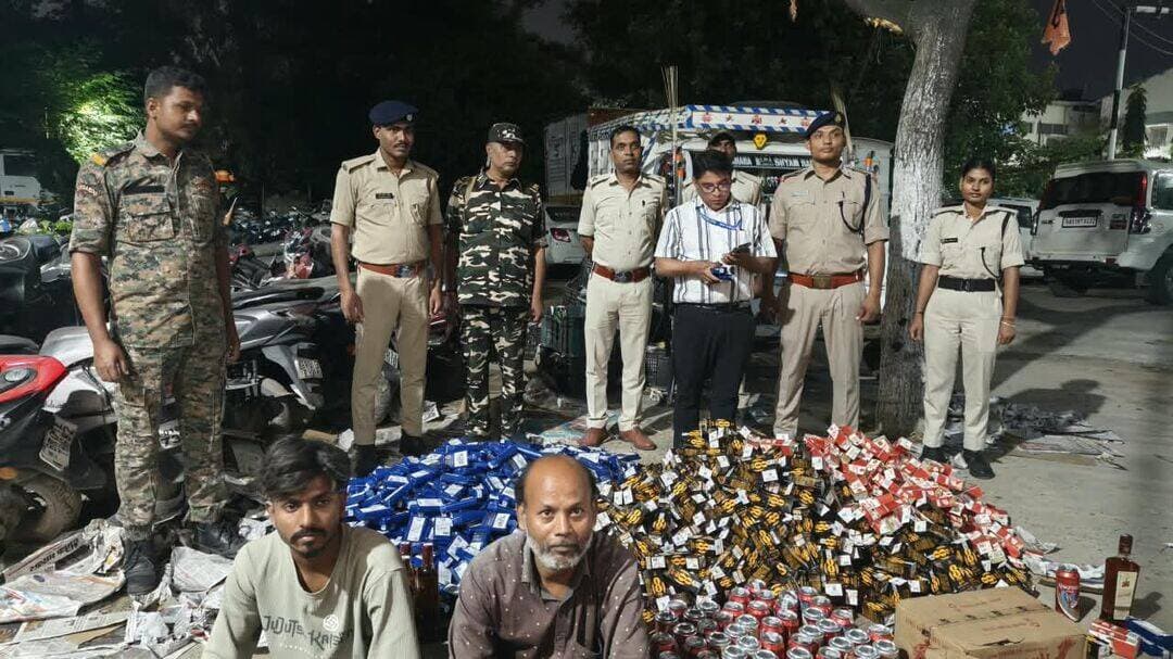 पटना उत्पाद विभाग ने फल के नीचे छुपा कर पिकअप वैन से ले जा रही शराब् की खेप को पकड़ा....