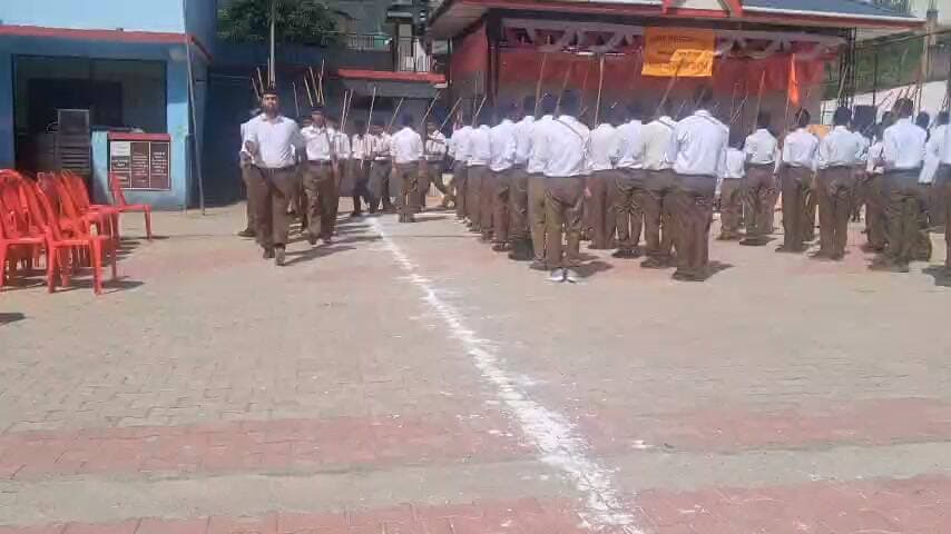 पधर:- पधर में RSS का शताब्दी स्थापना दिवस धूमधाम से मनाया गया*
*पधर, मंडी
विजयदशमी के पावन पर्व पर राष्ट्रीय स्वयंसेवक संघ, खंड पधर द्वारा अपना 100वां स्थापना दिवस बड़े हर्षोल्लास और अनुशासन के साथ मनाया गया। कार्यक्रम का आयोजन पधर बाजार में किया गया, जिसमें पधर खंड के लगभग 250 स्वयंसेवकों ने पूर्ण गणवेश में भाग लिया।
कार्यक्रम के मुख्य अतिथि सेवानिवृत्त कर्नल रोशन लाल जी रहे, जबकि मुख्य वक्ता के रूप में माननीय जिला संघचालक श्री कुलदीप जी ने शिरकत की।
कार्यक्रम का शुभारंभ खंड कार्यवाह श्री कुशाल जी द्वारा मुख्य अतिथि और मुख्य वक्ता का परिचय एवं कार्यक्रम की भूमिका के साथ हुआ।
तत्पश्चात मुख्य अतिथि कर्नल रोशन लाल जी ने अपने सैन्य जीवन की प्रेरणादायक यात्रा का विस्तार से वर्णन किया। उन्होंने बताया कि वे मुंबई में हुए 26/11 आतंकी हमले के दौरान वहां सेवारत थे और उन्होंने आतंकवाद के खिलाफ अभियान में महत्वपूर्ण भूमिका निभाई। इसके साथ ही वर्ष 2002 में गुजरात के कच्छ में आई प्राकृतिक त्रासदी के दौरान भी उन्होंने राहत एवं बचाव कार्यों में अपना अमूल्य योगदान दिया था। उनके अनुभवों को सुनकर सभी स्वयंसेवकों में देशभक्ति और सेवा का भाव जागृत हुआ।
इसके बाद मुख्य वक्ता जिला संघचालक श्री कुलदीप जी ने राष्ट्रीय स्वयंसेवक संघ की गौरवशाली यात्रा पर प्रकाश डाला। उन्होंने कहा कि संघ की स्थापना 1925 में डॉ. केशव बलिराम हेडगेवार जी द्वारा की गई थी और तब से लेकर आज तक संघ ने 100 वर्षों की अखंड यात्रा पूरी की है। इस शताब्दी वर्ष के उपलक्ष्य में पूरे वर्ष भर देशभर में विभिन्न कार्यक्रमों का आयोजन किया जा रहा है। उन्होंने वर्तमान वैश्विक परिदृश्य पर चिंता व्यक्त करते हुए कहा कि आज कुछ पाश्चात्य ताकतें विश्व के माहौल को खराब कर अशांति फैलाने का प्रयास कर रही हैं, ऐसे तत्वों से हमें सावधान रहने और संगठित होकर राष्ट्रहित में कार्य करने की आवश्यकता है।
कार्यक्रम में प्रांत सह प्रमुख सामाजिक सद्भाव श्री गुलाब सिंह चौहान जी, खंड बौद्धिक शिक्षण प्रमुख श्री अमित जी, खंड प्रचार प्रमुख श्री सौरभ दत्त जी, खंड सेवा प्रमुख श्री भुवनेश जी सहित खंड के सभी दायित्वधारी कार्यकर्ता एवं स्वयंसेवक उपस्थित रहे।
कार्यक्रम के अंत में पधर बाजार में पथ संचलन (यात्रा) का आयोजन किया गया, जिसमें स्वयंसेवकों ने अनुशासित कदमताल से सभी का ध्यान आकर्षित किया। संचलन के पश्चात सभी स्वयंसेवकों ने एक साथ बैठकर पारंपरिक मंडियाली धाम का आनंद लिया और सहभोज के साथ स्थापना दिवस के उत्सव को संपन्न किया।