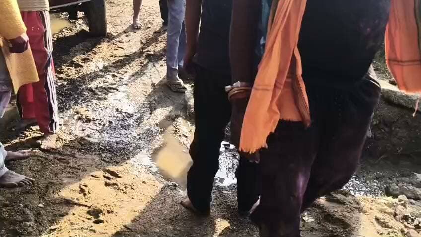 *भिंड ब्रेकिंग*
*मेंहदा विसर्जन मार्ग पर बदहाली*
*CEO के आदेश की अवहेलना या पंचायत की लापरवाही?*
CEO के आदेश बेअसर! मेंहदा विसर्जन मार्ग पर कीचड़ और गहरे गड्ढों का कहर, कई वाहन फंसे
मेंहदा में विसर्जन मार्ग की बदहाली उजागर, डीजे समेत कई वाहन दलदल में फंसे—जिम्मेदार कौन?
CEO वीर सिंह चौहान के निर्देशों के बावजूद रास्ते की दुर्दशा! क्या मेंहदा पंचायत ने नहीं मानी बात?
विसर्जन मार्ग पर गहरे गड्ढे, पानी और कीचड़!
हादसे का खतरा बना रहा, पंचायत की व्यवस्था पर सवाल
श्रद्धालु करते रहे मशक्कत, दलदल में फंसते रहे वाहन—मेंहदा पंचायत की तैयारियों पर उठे सवाल
आदेश कागजों पर या पालन जमीन पर? मेंहदा विसर्जन मार्ग की तस्वीरों ने खोली व्यवस्था की पोल
खुशी के उत्सव में हादसे का खतरा! मेंहदा घाट के रास्ते पर गहरे गड्ढों से सहमे वाहन चालक
जब पहले से थे निर्देश, तो विसर्जन मार्ग पर कीचड़ और गड्ढे क्यों? पंचायत से जवाब मांग रहे ग्रामीण
मेंहदा में विसर्जन व्यवस्था पर सवालिया निशान, कई वाहन फंसे—क्या अब तय होगी जिम्मेदारी?
CEO का आदेश, फिर भी बदहाल रास्ता? मेंहदा पंचायत की कार्यप्रणाली पर उठे गंभीर सवाल
विसर्जन मार्ग पर अव्यवस्था का आलम! वाहन निकालने में श्रद्धालुओं को करनी पड़ी कड़ी मशक्कत
गहरे गड्ढों में फंसते वाहन, हादसे की आशंका बरकरार—क्या जिम्मेदारों को नहीं दिखी परेशानी?
मेंहदा विसर्जन मार्ग बना सवालों का केंद्र, निर्देशों के पालन की अब होगी जांच?
आदेश के बावजूद रास्ता दुरुस्त नहीं हुआ तो जवाबदेही किसकी?
मेंहदा पंचायत पर उठे सवाल
मेंहदा की तस्वीरें पूछ रहीं बड़ा सवाल—CEO के निर्देशों के बाद भी क्यों नहीं सुधरा विसर्जन मार्ग?
CEO के आदेश के बावजूद मेंहदा विसर्जन मार्ग बदहाल! डीजे समेत कई वाहन फंसे, अब पंचायत की जवाबदेही तय करेंगे CEO वीर सिंह चौहान?
मेंहदा में आदेशों के पालन पर सवाल!
गहरे गड्ढे और दलदल में फंसे वाहन, क्या पंचायत की लापरवाही पर होगी कार्रवाई?
*या फिर आदेश देखने को मिलेंगे या फिर करवाई*
*सबसे बड़ा सवाल जब आप आदेश निकाल कर कार्रवाई नहीं कर पाते हैं तो फिर आदेश भी क्यों निकालते हैं*
*अब देखना यह है जिला पंचायत सीईओ वीर सिंह चौहान मेहदा पंचायत पर क्या कार्रवाई करते हैं*