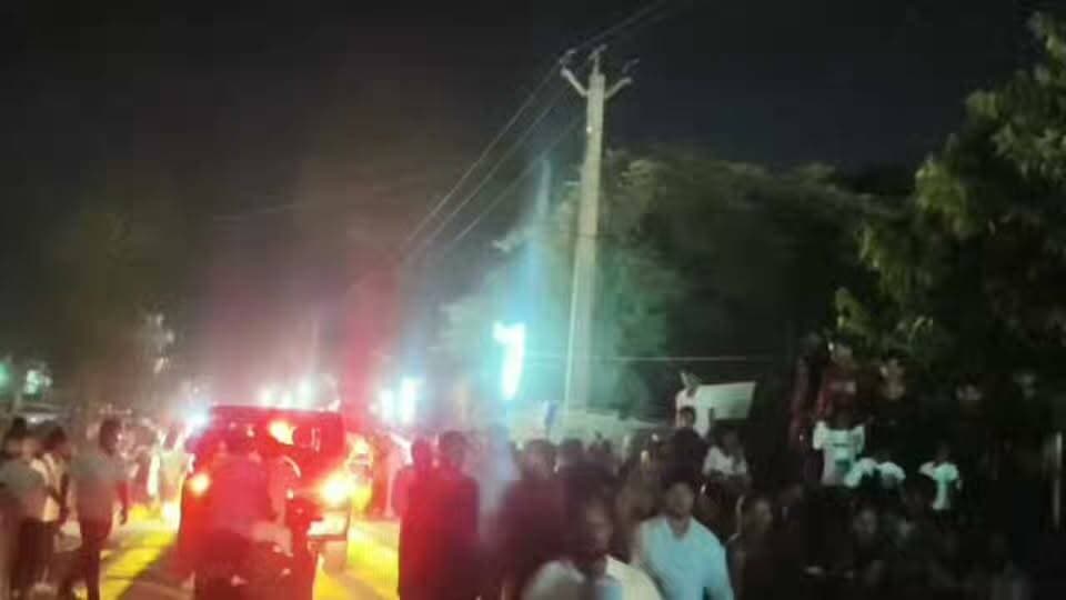 औरंगाबाद के देव में रावण के पुतला धू धू कर जला, हजारों की संख्या में लोग देखने पहुंचे