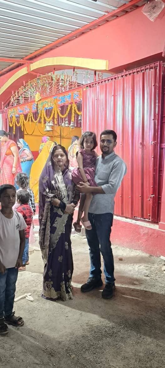 🙏 **विजयादशमी के पावन अवसर पर माँ दुर्गा का आशीर्वाद 🙏🌺**
विजयादशमी के शुभ दिन मोहनिया के विभिन्न पूजा पंडालों में अपनी पत्नी और बेटी के साथ माँ दुर्गा के दर्शन एवं पूजा-अर्चना करने का सौभाग्य प्राप्त हुआ। ❤️🙏
माँ दुर्गा से प्रार्थना है कि सभी के जीवन में सुख, शांति, समृद्धि और खुशहाली बनी रहे। माँ सभी पर अपनी कृपा बनाए रखें और हर घर में खुशियों का वास हो। 🌺🚩
**जय माता दी 🙏🚩
शुभ विजयादशमी!**
✍️ **अजय कुमार सिंह**
संवाददाता, News 24 कैमूर