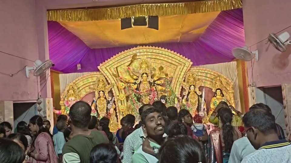 LIVE - নারীশক্তির জাগরণ ও অসুর বিনাশের প্রতীক দেবী দুর্গা—শক্তি, সাহস ও আত্মবিশ্বাসের প্রতিচ্ছবি। সেই নারীশক্তির আরাধনাকে সামনে রেখে ৭৭তম বর্ষে ছাতিনাশোল সার্বজনীন দুর্গোৎসব কমিটির পুজোর বিশেষ আকর্ষণ ‘বৃহৎ দুর্গা’। নবমীর সন্ধ্যায় এই পুজোকে ঘিরে উৎসবের আনন্দে মেতে উঠেছেন বহু মানুষজন।