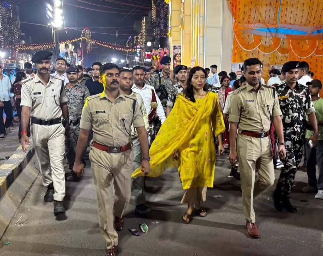 🌺 जिला पदाधिकारी ने विभिन्न दुर्गा पूजा पंडालों का किया निरीक्षण; शांतिपूर्ण प्रतिमा विसर्जन हेतु प्रशासनिक दिशा-निर्देशों का पालन करने की अपील!
🔹 जिला पदाधिकारी, जहानाबाद श्रीमती छिरिङ वाई भूटिया द्वारा पुलिस अधीक्षक, जहानाबाद श्री कोटा किरण कुमार की उपस्थिति में विभिन्न दुर्गा पूजा पंडालों का भ्रमण कर विधि-व्यवस्था एवं सुरक्षा व्यवस्थाओं का जायजा लिया गया।
🙏 जिले में दुर्गा पूजा का पर्व शांतिपूर्ण एवं सौहार्दपूर्ण वातावरण में संपन्न होने पर जिला पदाधिकारी ने सभी जिलावासियों, पूजा समितियों, श्रद्धालुओं एवं प्रतिनियुक्त पदाधिकारियों तथा पुलिस बल के सहयोग की सराहना की।
📢 जिला पदाधिकारी के निर्देशानुसार प्रतिमा विसर्जन हेतु विस्तृत रूट चार्ट एवं आवश्यक दिशा-निर्देश जल्द जारी किए जाएँगे।
✅ जिला प्रशासन द्वारा सभी पूजा समितियों एवं आमजनों से निर्धारित विसर्जन मार्ग एवं प्रशासनिक दिशा-निर्देशों का पालन करते हुए शांतिपूर्ण एवं सुव्यवस्थित प्रतिमा विसर्जन में सहयोग करने की अपील की गई।
🌸 जिला पदाधिकारी ने समस्त जिलावासियों के सुख, शांति एवं समृद्धि की मंगलकामना की।
#दुर्गापूजा #प्रतिमाविसर्जन #शांतिएवंसौहार्द #जिलाप्रशासनजहानाबाद