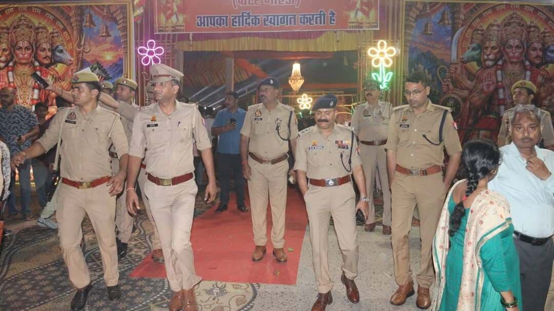 रावण दहन कार्यक्रम को लेकर पुलिस अलर्ट, रामलीला ग्राउंड की सुरक्षा व्यवस्था का लिया जायजा
ग्रेटर नोएडा के थाना बीटा-2 क्षेत्र स्थित रामलीला ग्राउंड में रावण दहन कार्यक्रम के मद्देनजर पुलिस ने सुरक्षा व्यवस्था का जायजा लिया। पुलिस कमिश्नर लक्ष्मी सिंह के निर्देशन में डीसीपी ग्रेटर नोएडा श्रवण कुमार सिंह और एडीसीपी ग्रेटर नोएडा संतोष कुमार सिंह ने पुलिस बल के साथ मौके पर पहुंचकर व्यवस्थाओं का निरीक्षण किया।
इस दौरान भीड़ प्रबंधन, यातायात व्यवस्था, पार्किंग, सीसीटीवी निगरानी और बैरिकेडिंग सहित सुरक्षा के इंतजामों की समीक्षा की गई। अधिकारियों ने ड्यूटी पर तैनात पुलिसकर्मियों को आवश्यक दिशा-निर्देश दिए। साथ ही रामलीला कमेटी के पदाधिकारियों से संवाद कर आयोजन को शांतिपूर्ण तरीके से संपन्न कराने में पुलिस का सहयोग करने की अपील की।
पुलिस अधिकारियों ने संदिग्ध व्यक्तियों की सघन चेकिंग करने और सभी सुरक्षा व्यवस्थाएं दुरुस्त रखने के निर्देश दिए, ताकि रावण दहन कार्यक्रम शांतिपूर्ण ढंग से संपन्न हो सके।
सोर्स: मीडिया सेल, पुलिस कमिश्नरेट गौतमबुद्धनगर