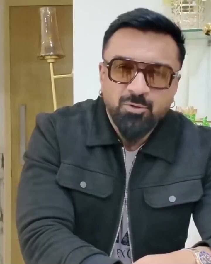 मंत्री जी वो आपको स्टेज से नीचे फेंक सकते थे
उत्तराखंड के कैबिनेट मंत्री सुबोध उनियाल और मशहूर गायक दलेर मेहंदी से जुड़े वायरल वीडियो को लेकर अब एजाज खान भी सामने आए हैं। एजाज खान ने सोशल मीडिया पर वीडियो जारी कर कहा कि दलेर मेहंदी बड़े कलाकार हैं और उन्होंने मंच पर मंत्री को कुछ नहीं कहा। एजाज ने यहां तक कहा कि दलेर मेहंदी और उनके बॉडीगार्ड चाहते तो मंत्री को स्टेज से नीचे फेंक सकते थे, लेकिन उन्होंने ऐसा नहीं किया और यदि उनकी जगह मीका पाजी होते तो अभी तक आपको पानी में डालकर घोल के पी लिया होता।
Subodh Uniyal