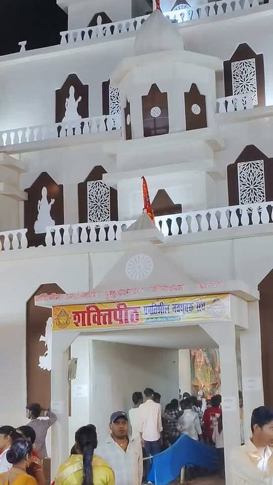 प्रगतिशील नवयुवक संघ के द्वारा चीनी मिल मोहल्ले में बनाए गए शक्तिपीठ पंडाल में विराजमान माता