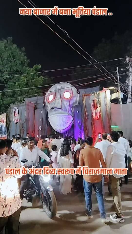 नया बाजार में भूतिया पंडाल में विराजमान माता