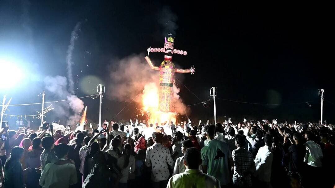 जाखल में 35 फीट ऊंचे रावण के पुतले का दहन, विधायक विक्रम सिंह जाखल ने चलाया अग्नि बाण