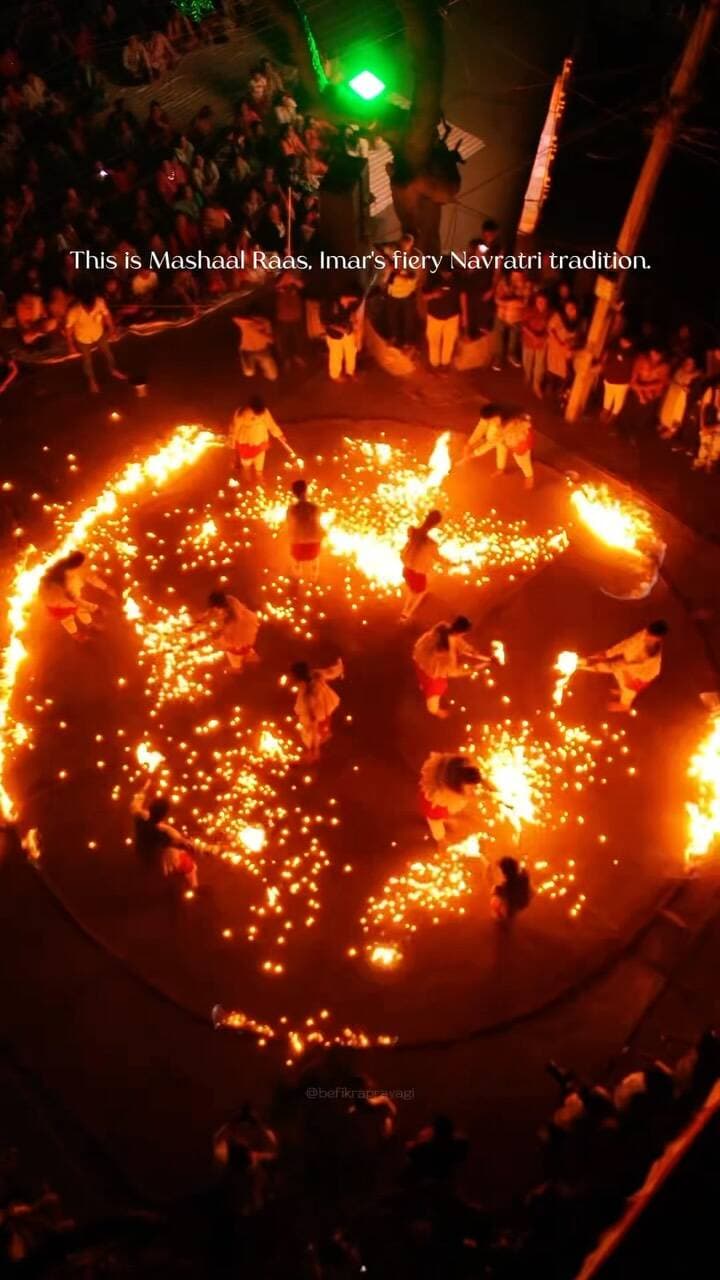 This is not your usual Garba. This is Mashaal Raas 🔥
Follow : @befikrahustler 📸
#mashalraas #jamnagar #gujrat #india #garba