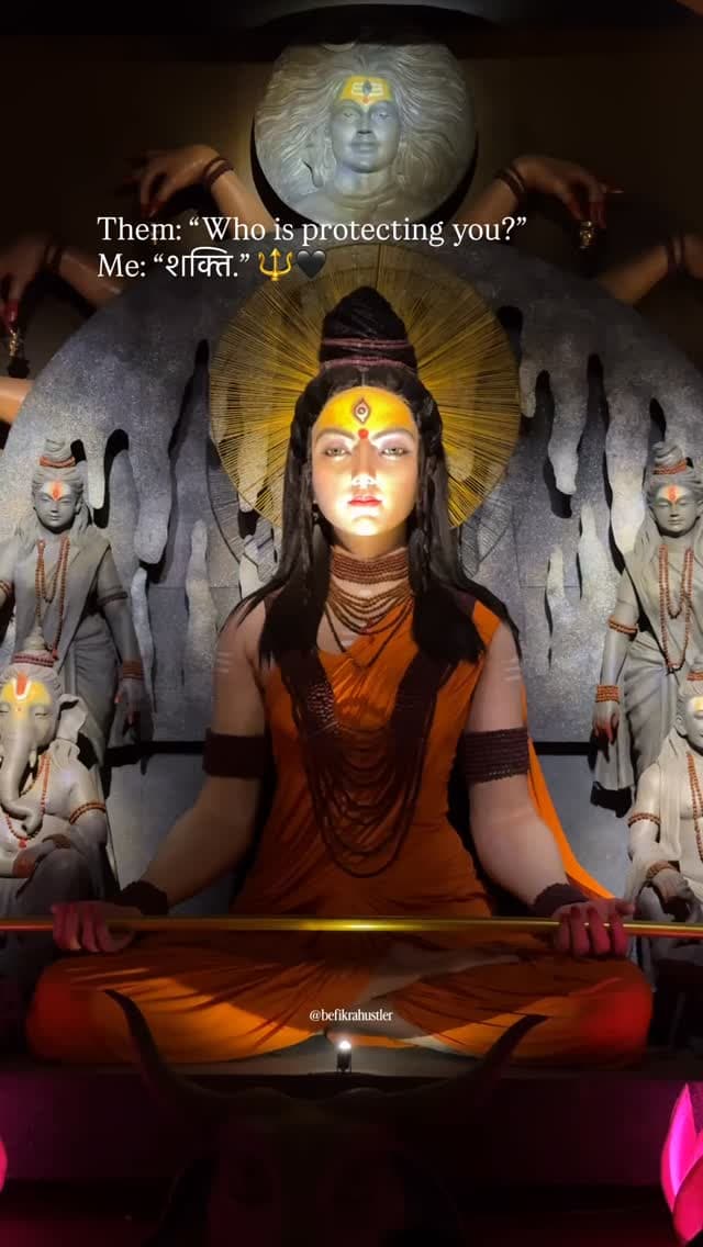 शक्ति 🔱🌸
Follow @befikrahustler
#navratri #kolkatadiaries #maadurga #maa #explorepage