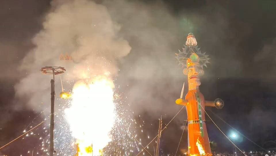 बहरोड़ में धु धु कर जल गया महज एक मिनट में रावण का अहंकार