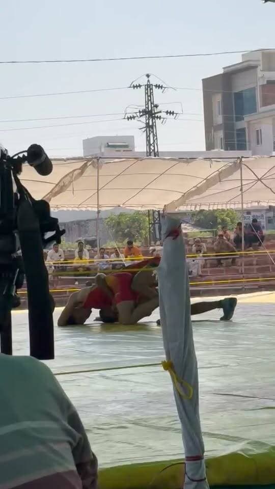 श्री जसवंत प्रदर्शनी पशु मेला भरतपुर में पहलवान दिखा रहे हैं दांव पेंच